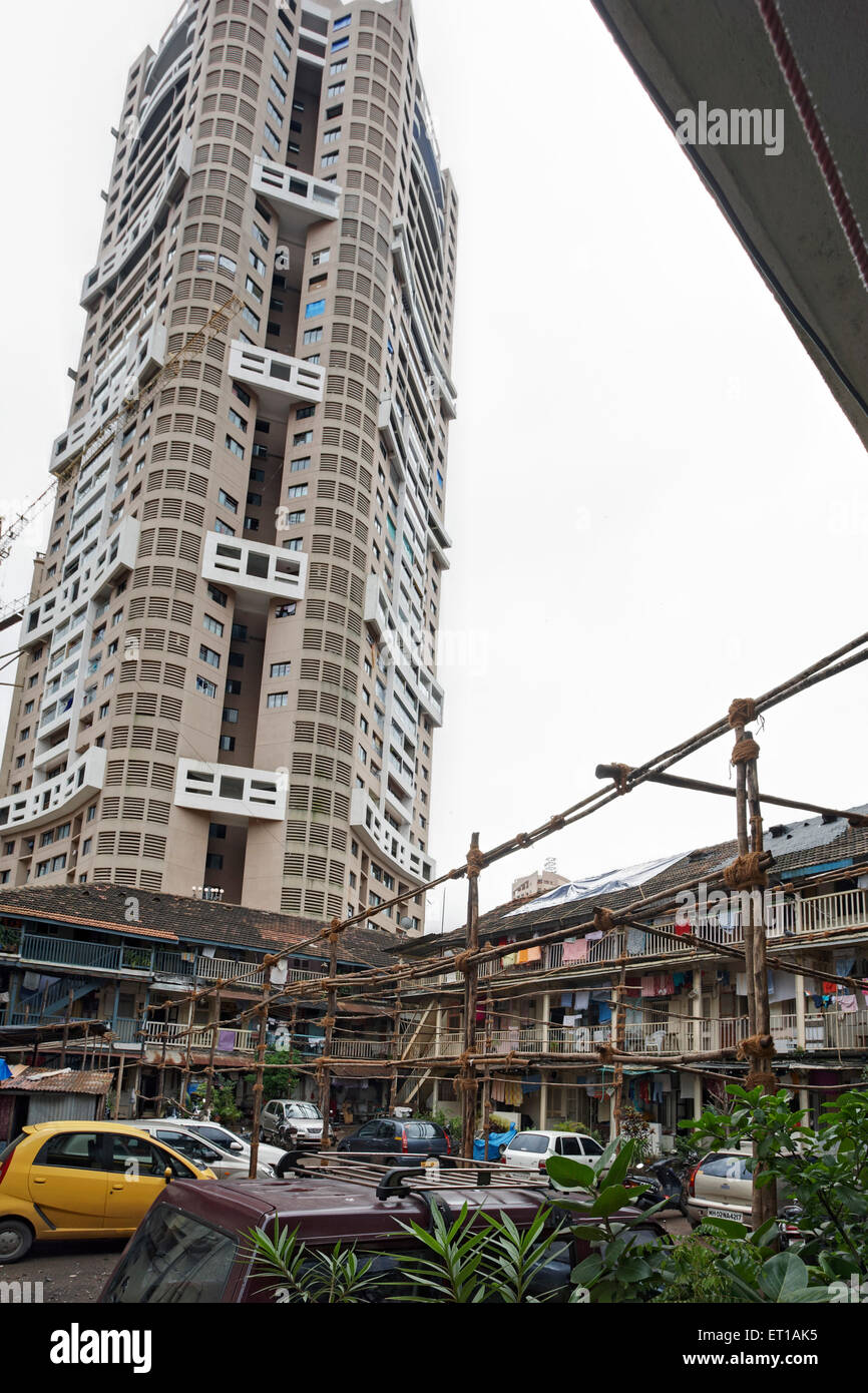 Chawl con High Rise edificio grattacielo vecchio nuovo e ora ricco povero Bombay Mumbai Maharashtra India Asia Foto Stock