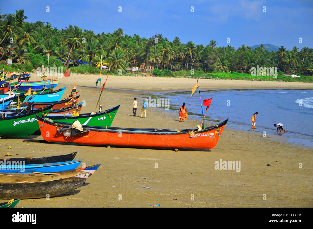 Riva del mare con barche ancorate alla spiaggia Murdeshwar ; Karnataka ; India 4 Maggio 2009 Foto Stock
