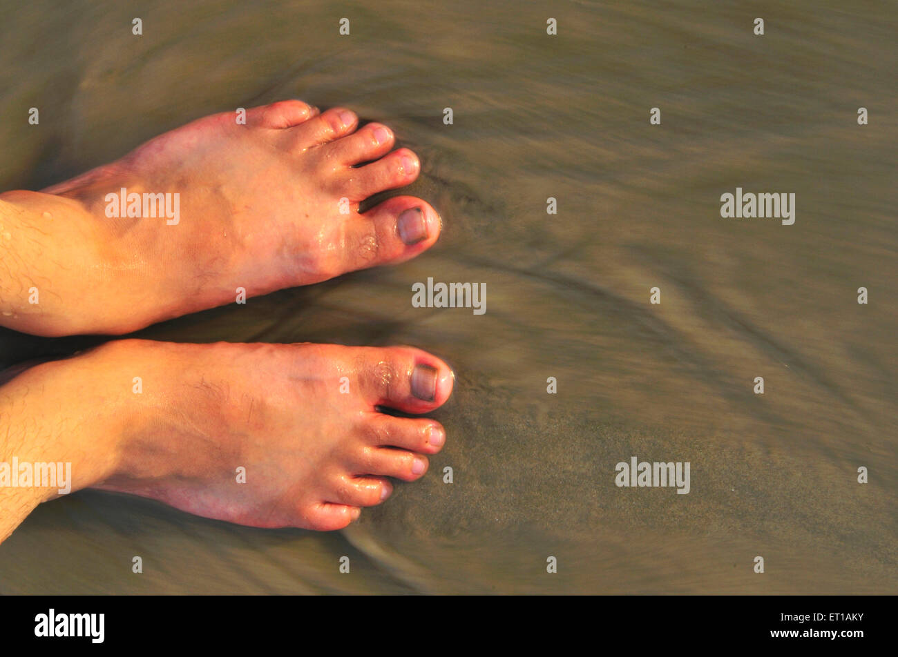 Piedi in acqua di mare ; Murdeshwar spiaggia ; Karnataka ; India Foto Stock
