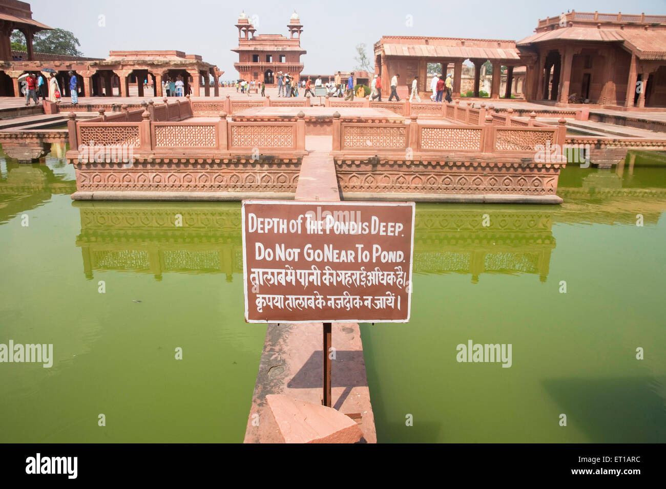 Architettura di Mughal rosso scolpito in pietra pilastri di Deewan Khana Khwabgah ; Fatehpur Sikiri ; Uttar Pradesh ; India Foto Stock
