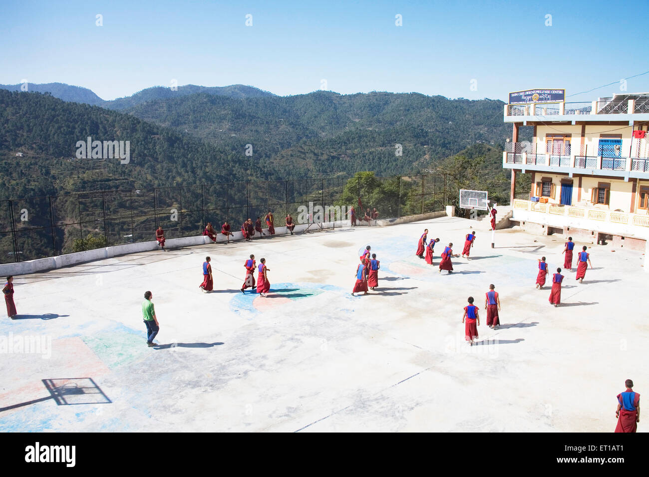 Monaci Tibetani sport sul terreno ; architettura tibetana ; Dulanji ; Himachal Pradesh ; India Foto Stock