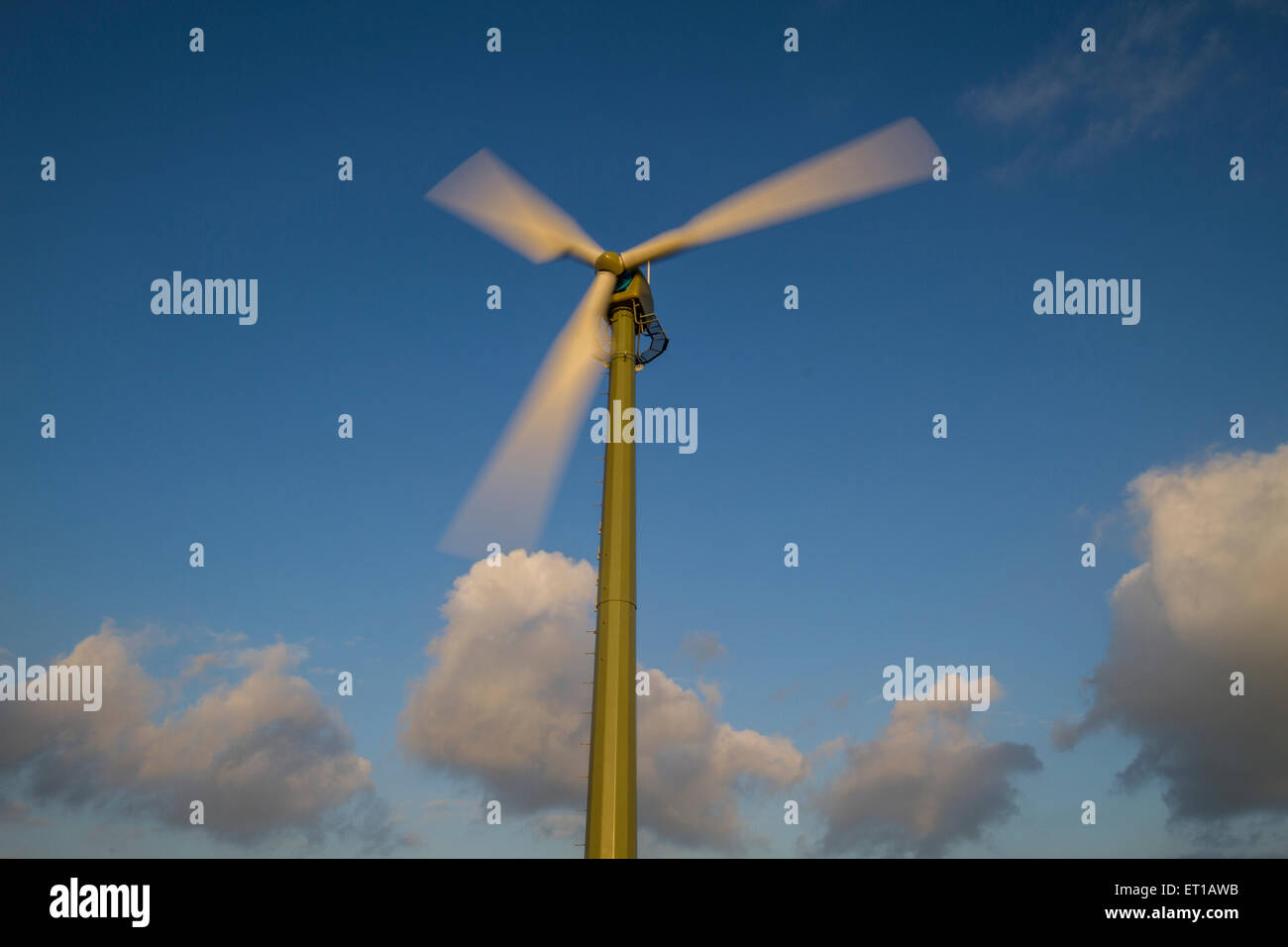 Girando turbina eolica con vibrante blu cielo Foto Stock
