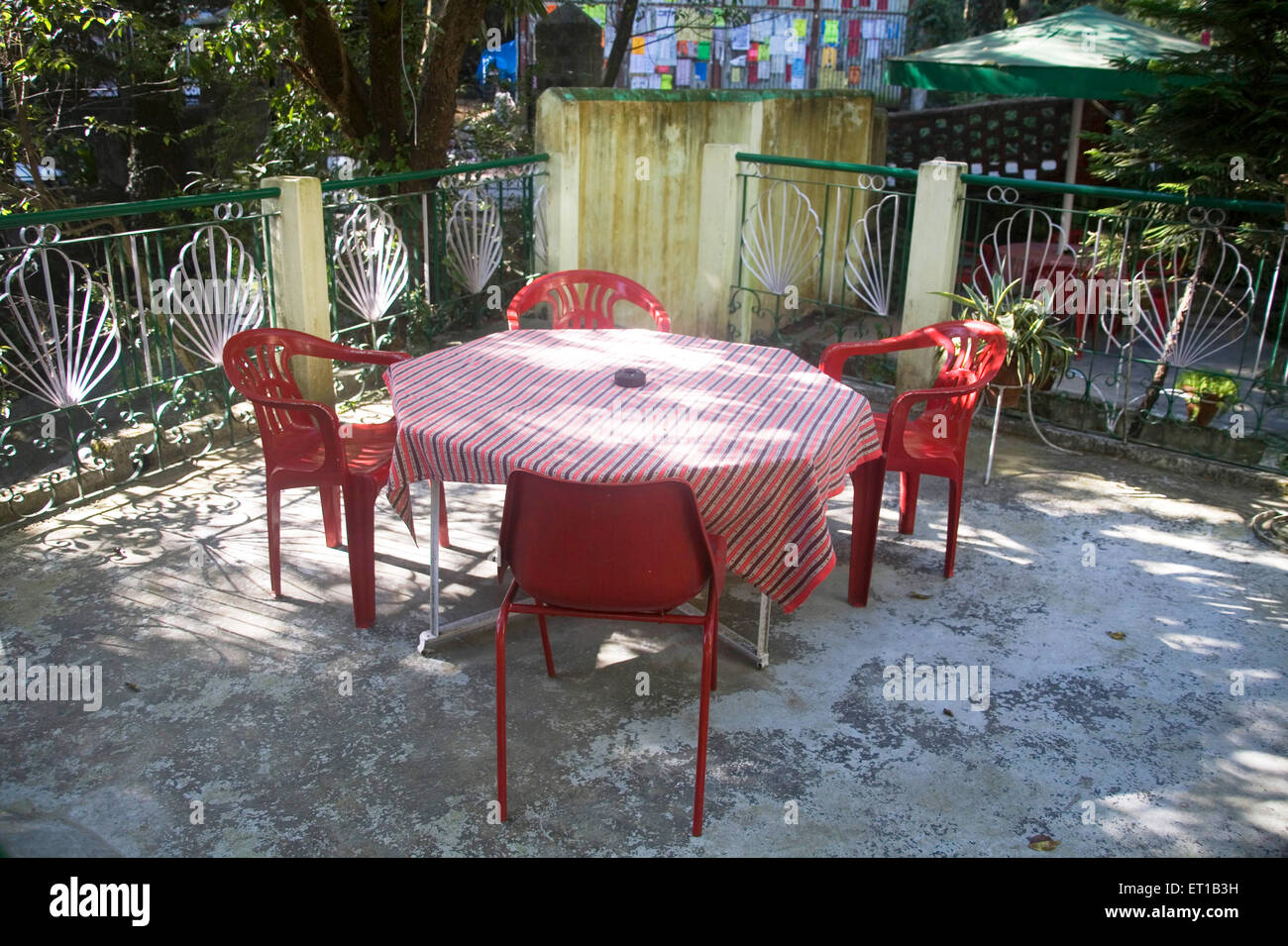 Tavolo vuoto e sedie in ristorante, McLeod Ganj, McLeodganj, Little Lhasa, Dhasa, Dharamshala, distretto di Kangra, Himachal Pradesh, India Foto Stock