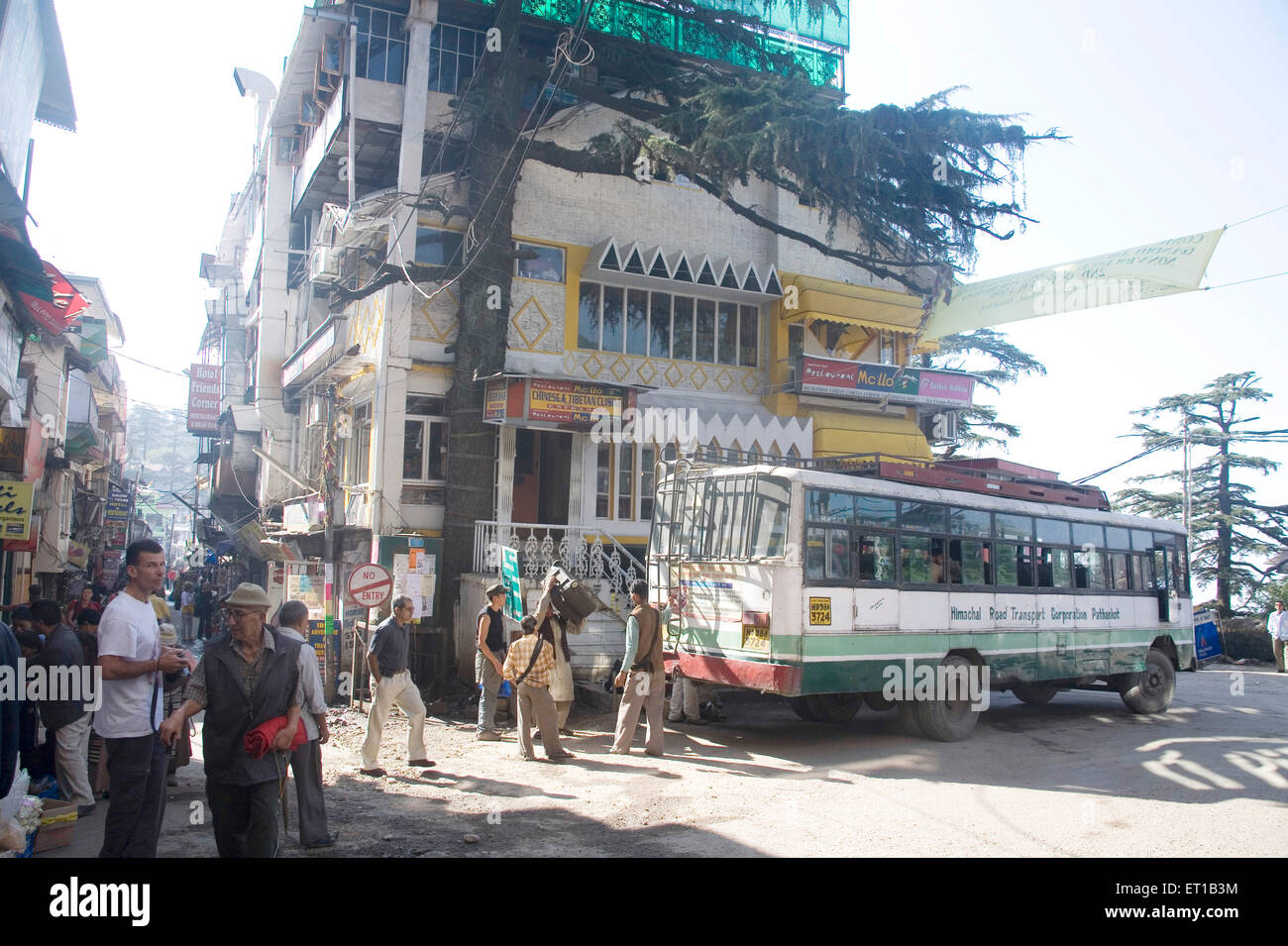 La fermata degli autobus ; Mcleod Ganj ; Himachal Pradesh ; India Foto Stock