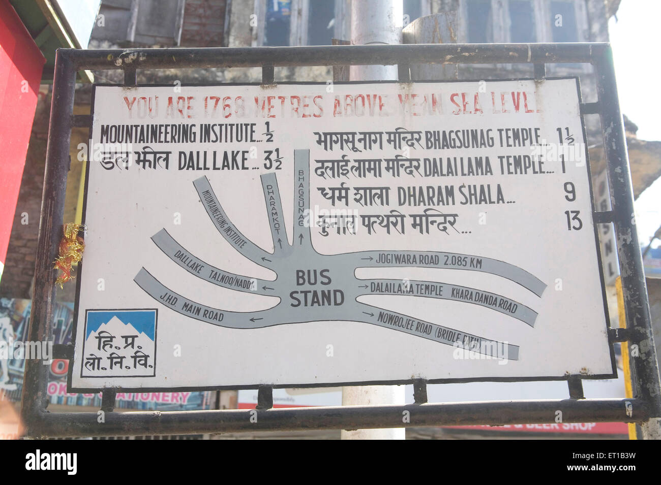 Carta stradale allo stand degli autobus, McLeod Ganj, McLeodganj, Little Lhasa, Dhasa, Dharamshala, distretto di Kangra, Himachal Pradesh, India Foto Stock