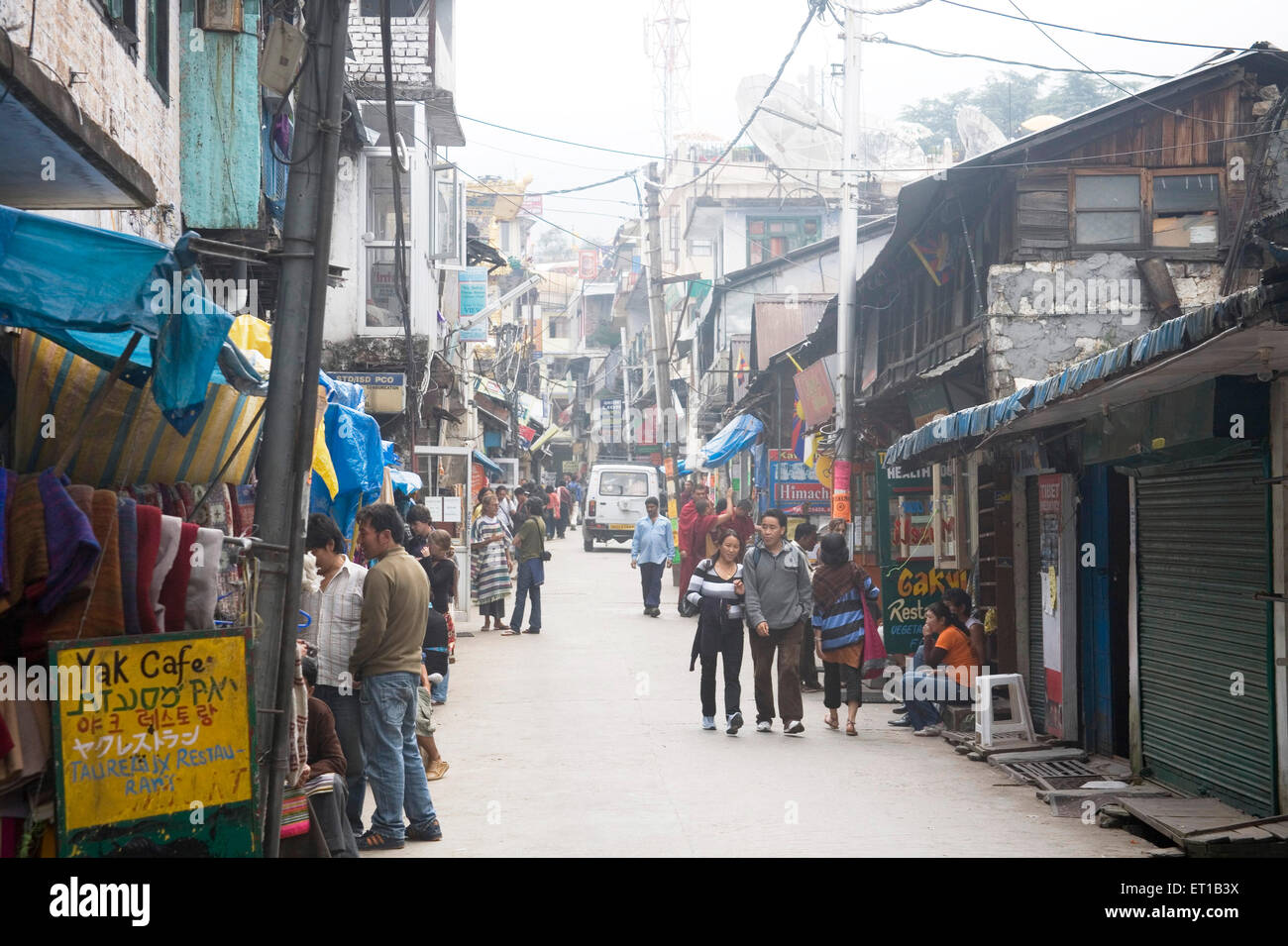 Scena di mercato in inverno mattina vicino alla fermata degli autobus ; Jogibara road ; Mcleod Ganj ; Himachal Pradesh ; India Foto Stock