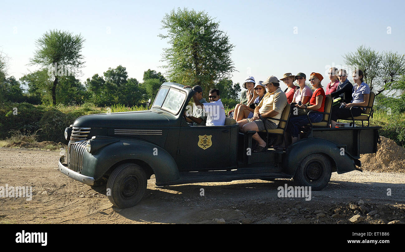 Turisti in auto d'epoca ; Rawla Jojawar ; Boutique Heritage Hotel ; Kundal ; Jojawar ; Marwar ; Rajasthan ; India ; indiano ; PR#746B Foto Stock
