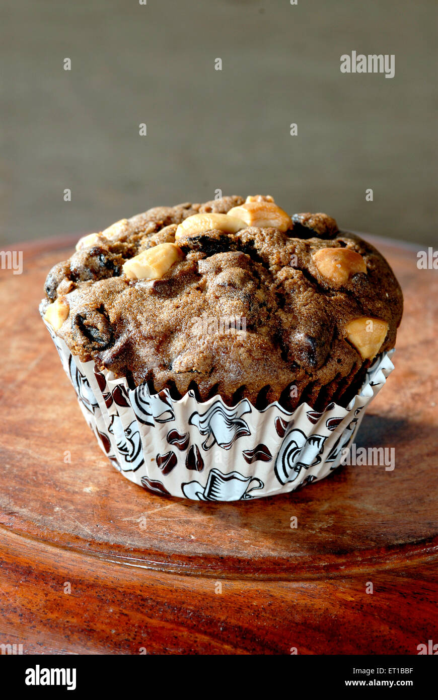 Muffin di noce su sfondo marrone Foto Stock