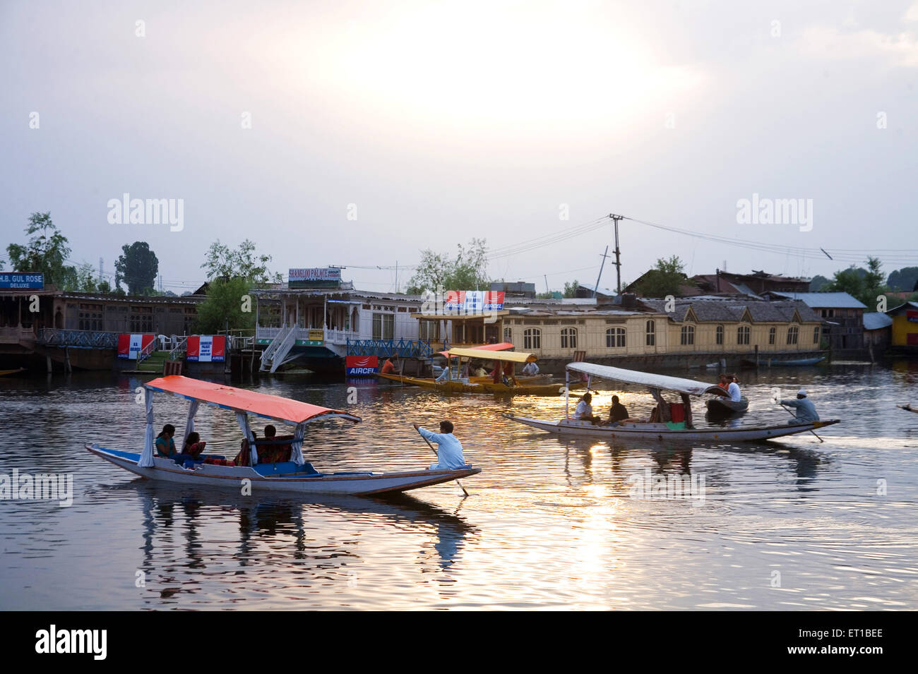 Shikara a dal lago Srinagar ; Jammu e Kashmir ; India Foto Stock