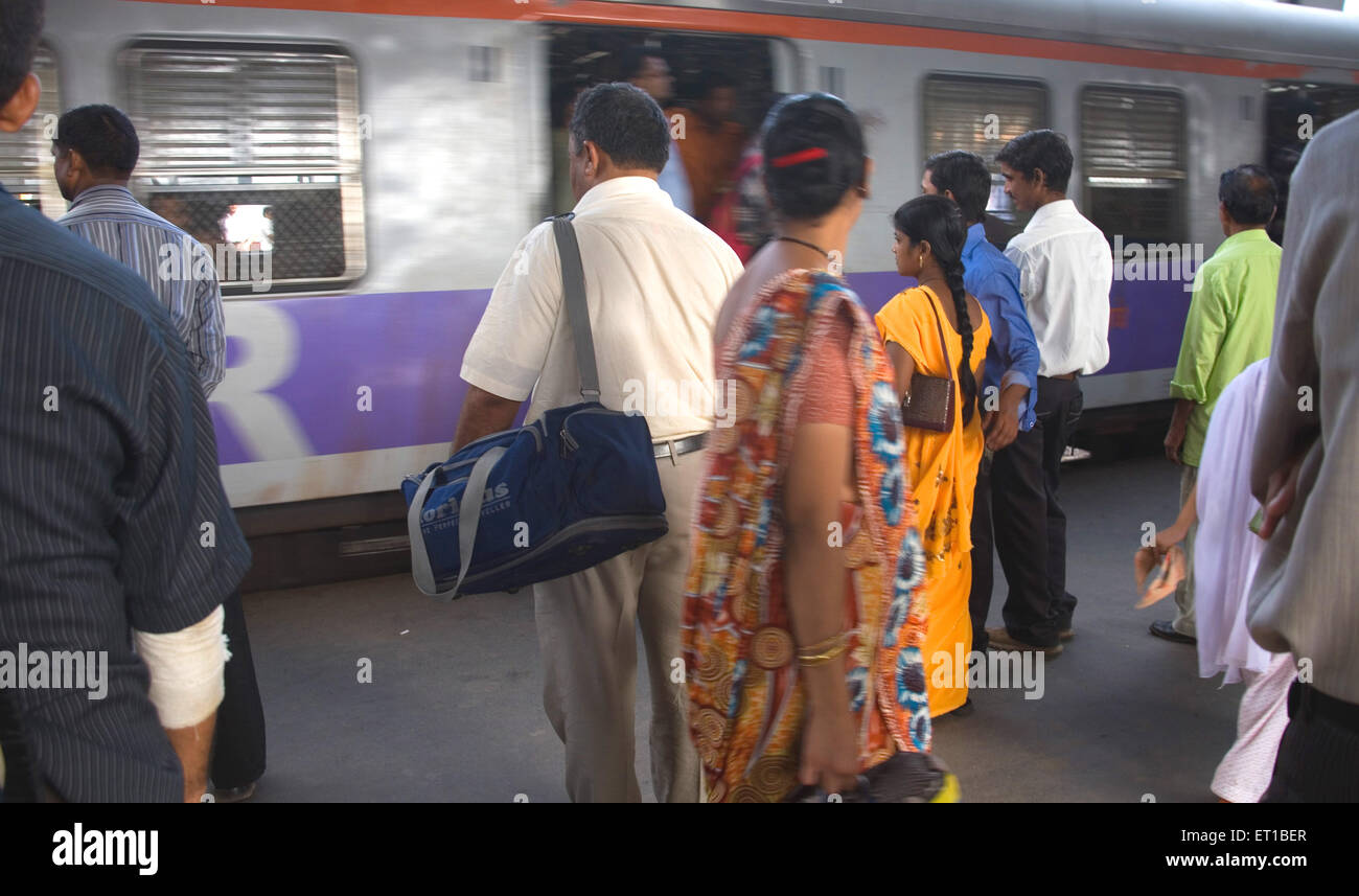 Pendolari su piattaforma in Borivali stazione ferroviaria di Mumbai Bombay ; Maharashtra ; India Foto Stock