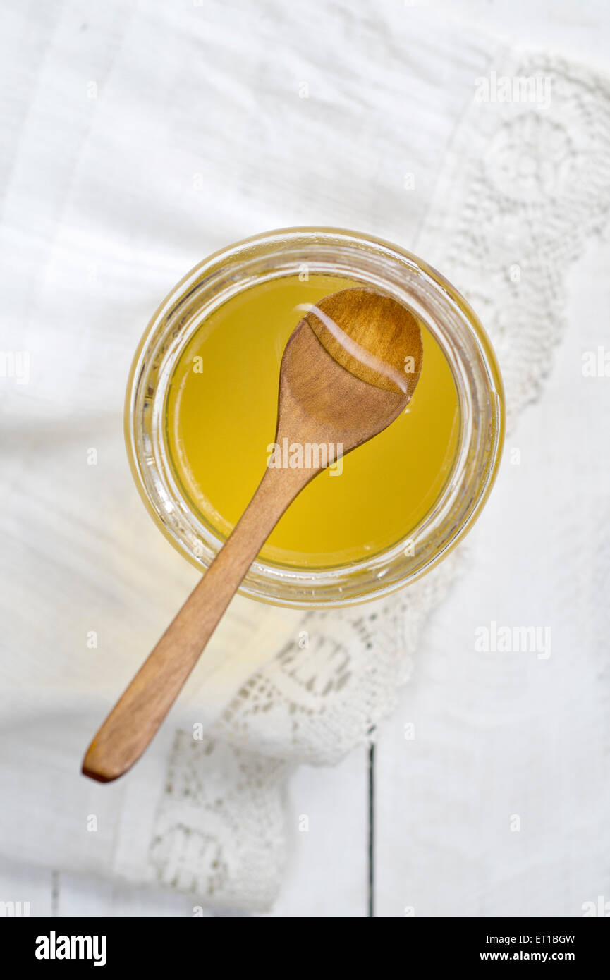 Un vasetto di miele biologico sul tovagliolo bianco, dal di sopra Foto Stock