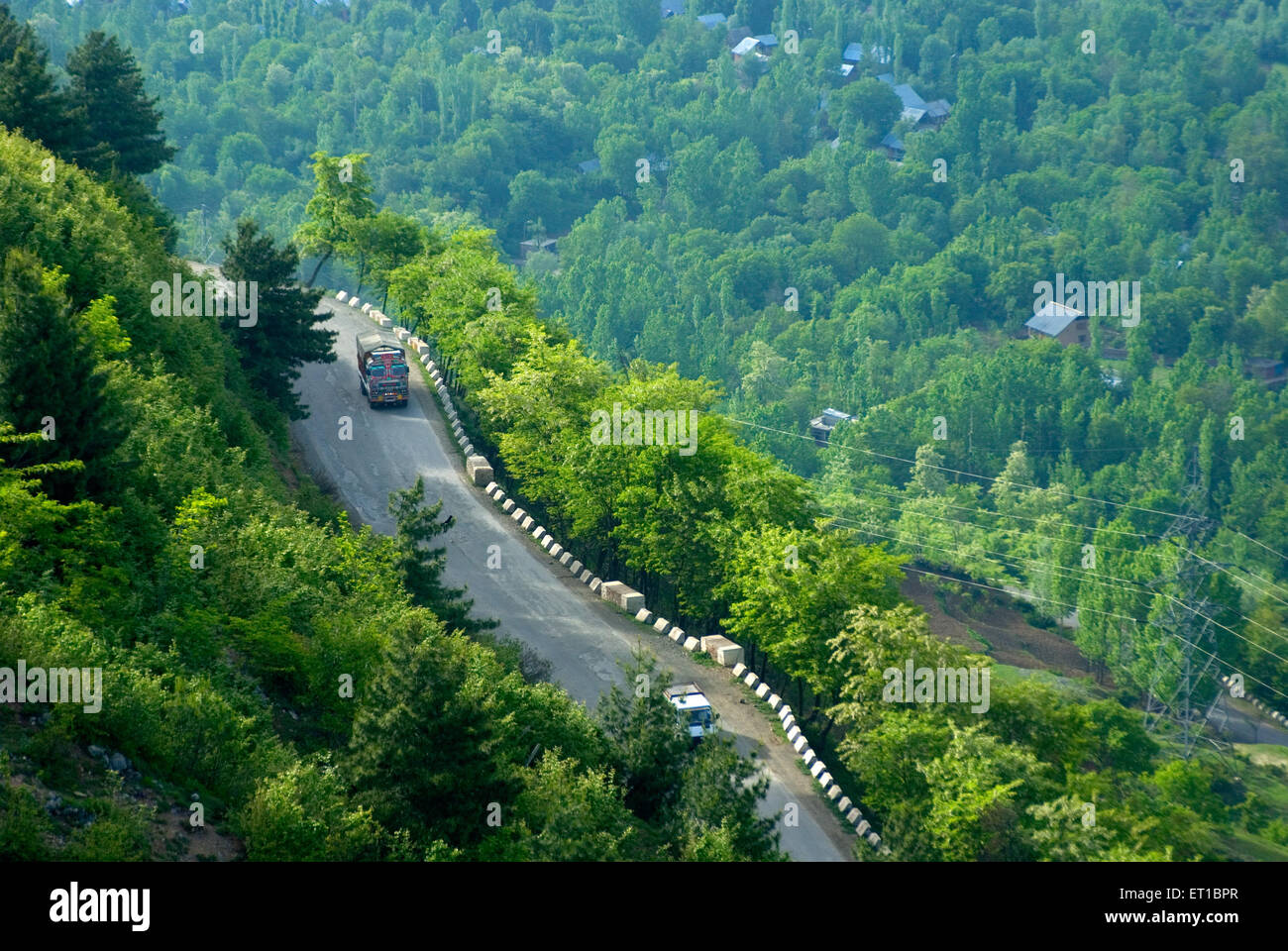 Strada tra due colline sul Jammu Srinagar road Jammu e Kashmir India Asia Foto Stock