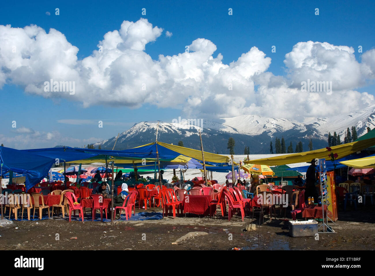 Ristorante a cielo aperto e neve montagne Gulmarg Jammu e Kashmir India Asia Foto Stock
