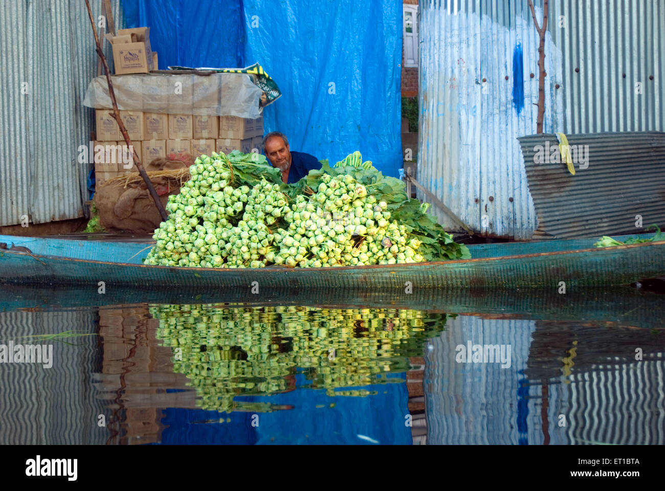 Mobile shop vegetale sulla barca in dal lago Srinagar Jammu e Kashmir India Asia Foto Stock