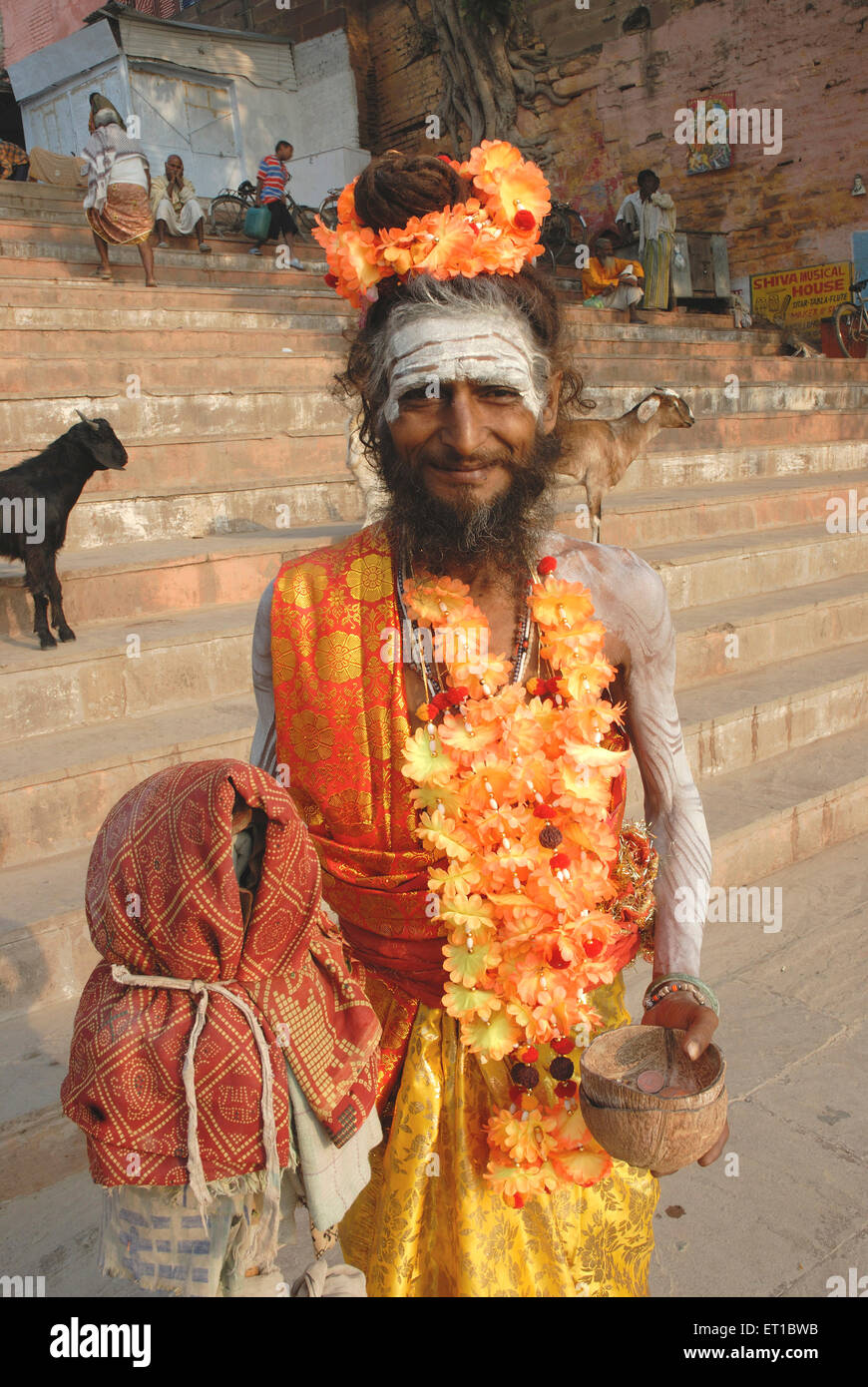 Sadhu maharaj a Prayag Ghat ; Varanasi ; Uttar Pradesh ; India n. MR Foto Stock