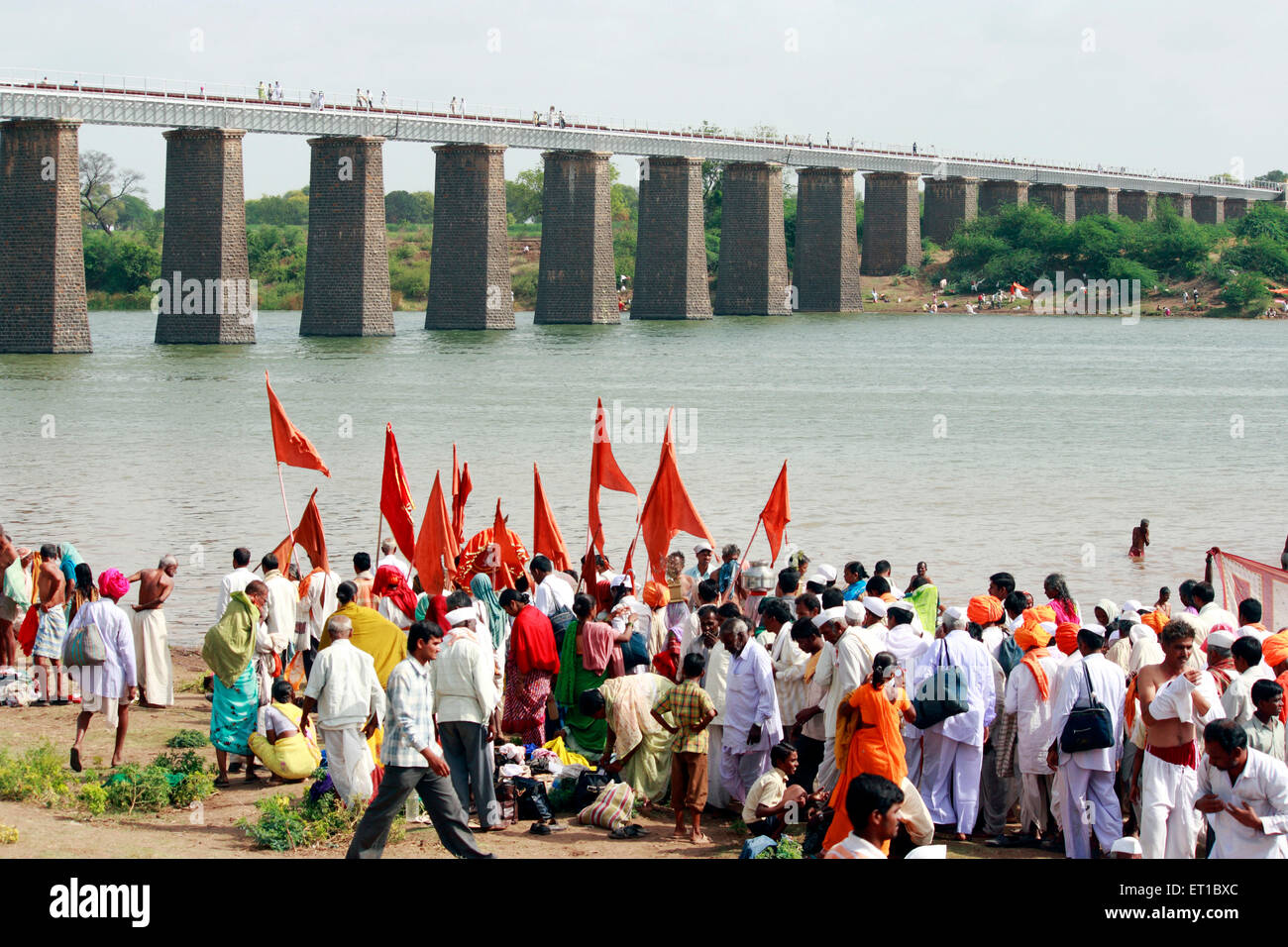 Varkari si è riunito al fiume di Chandrabhaga in occasione di Ashadashi Ekadashi a Pandharpur città ; Solapur distretto ; Maharashtra di stato ; India Foto Stock