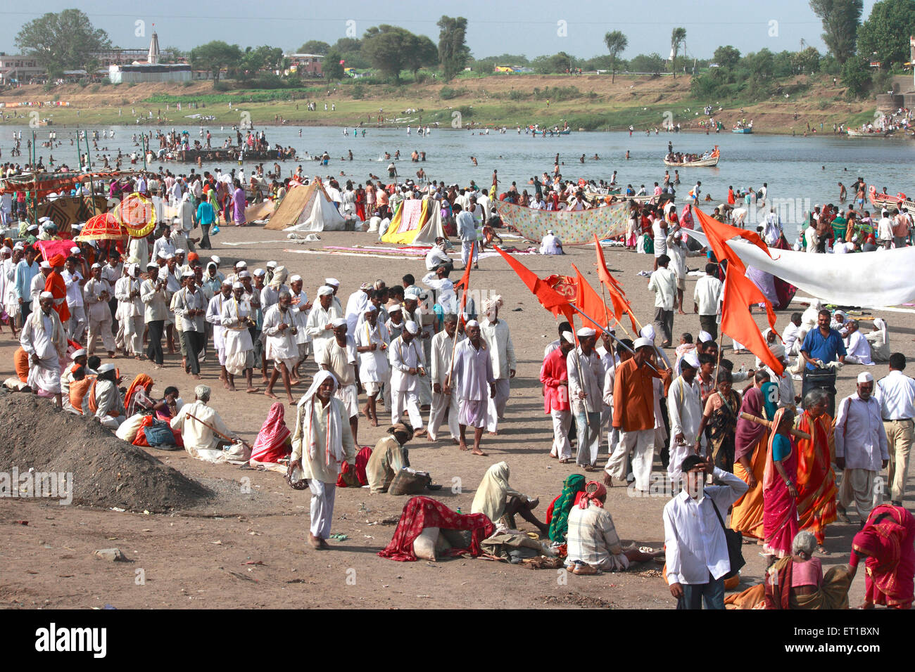 Varkari riuniti presso sulla banca del fiume Chandrabhaga in occasione di Ashadhi Ekadashi a Pandharpur città ; Solapur ; Maharashtra Foto Stock