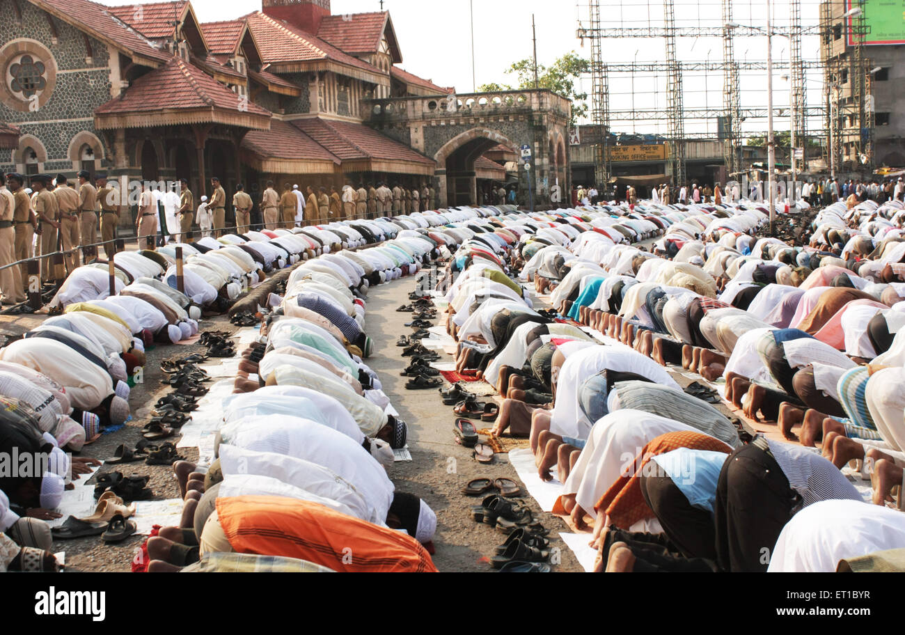 Namaz dalla comunità musulmana in occasione di id ; Bombay Mumbai ; Maharashtra ; India 2009 Foto Stock