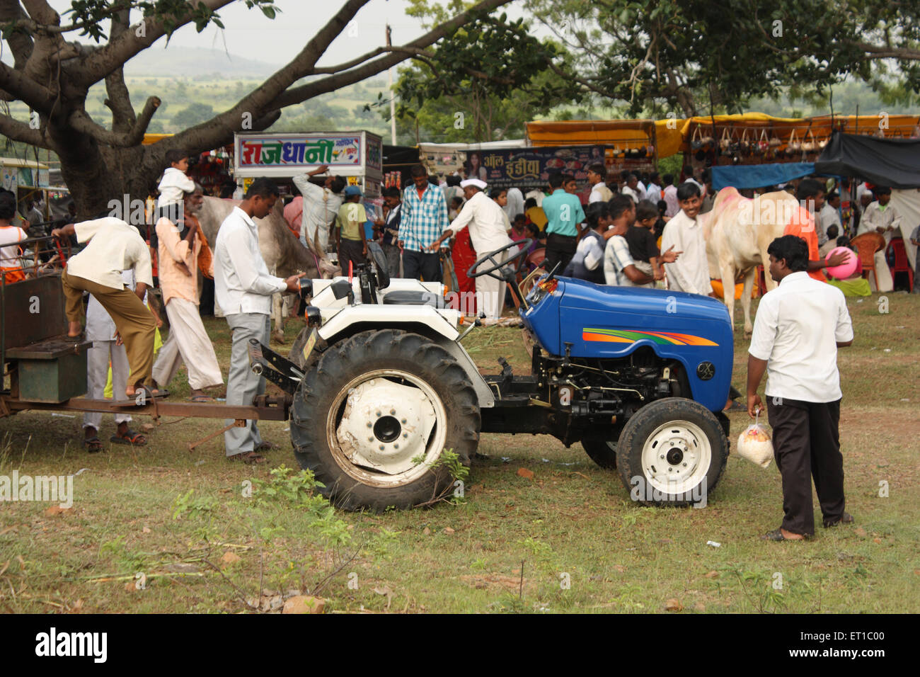Il trattore al fair Sawarde Sangli Maharashtra India Foto Stock