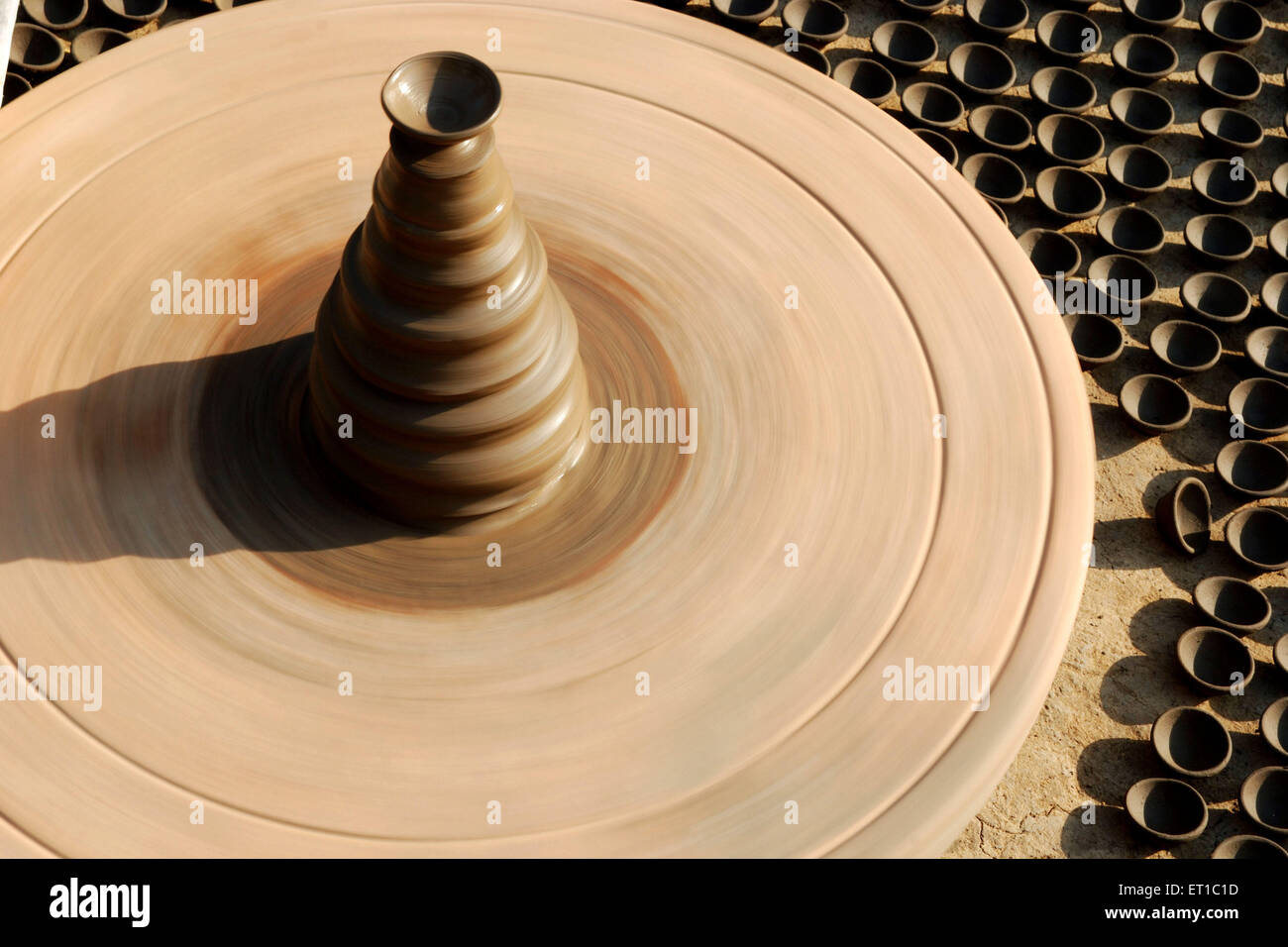 Lampada di terracotta sulla ruota circondato da lampade per Diwali Jodhpur Rajasthan India Asia Foto Stock