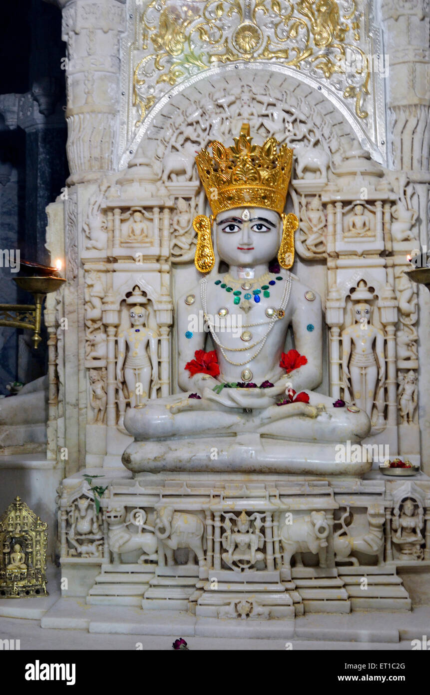 Indian Jain Dio di marmo bianco tempio Sirohi Rajasthan India Asia Foto Stock