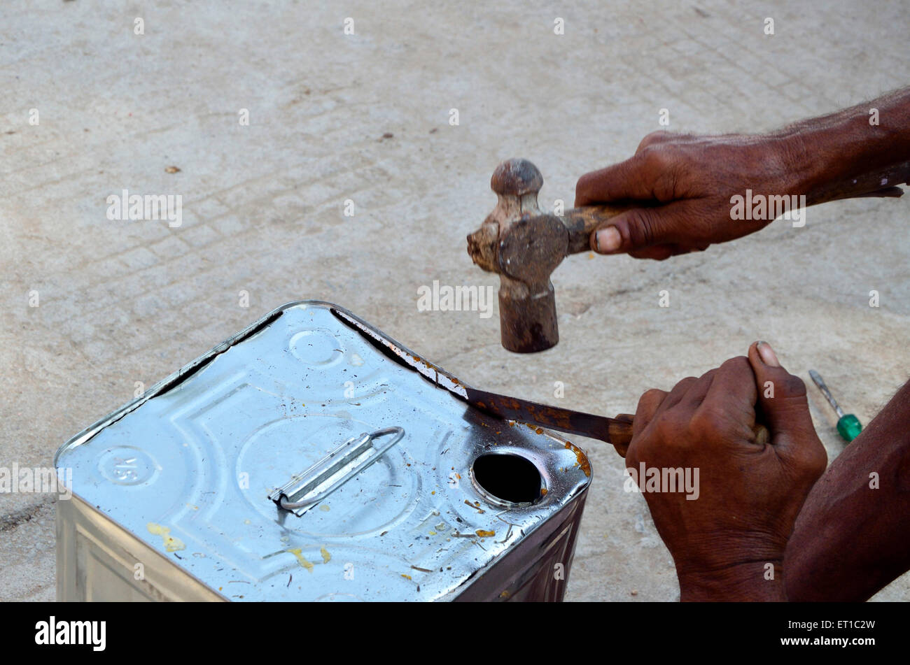 Uomo di stagno di taglio può Jodhpur Rajasthan India Asia Foto Stock