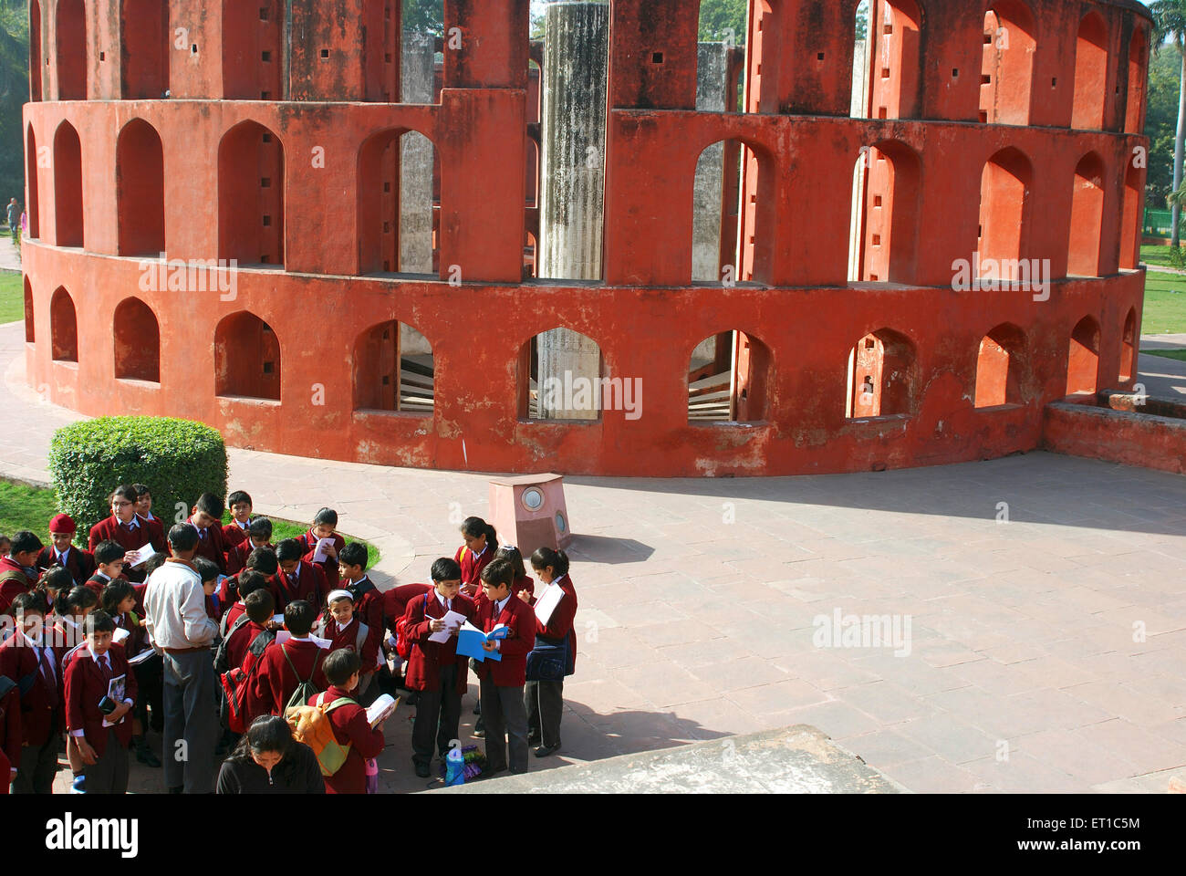 Gli studenti della classe primaria a Jantar Mantar ; Delhi ; India Foto Stock