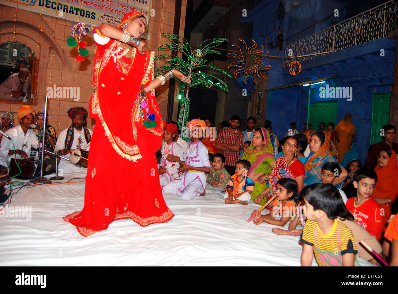 Performance di danza su Dheenga Gavar gangaur festival ; Jodhpur ; Rajasthan ; India n. MR Foto Stock