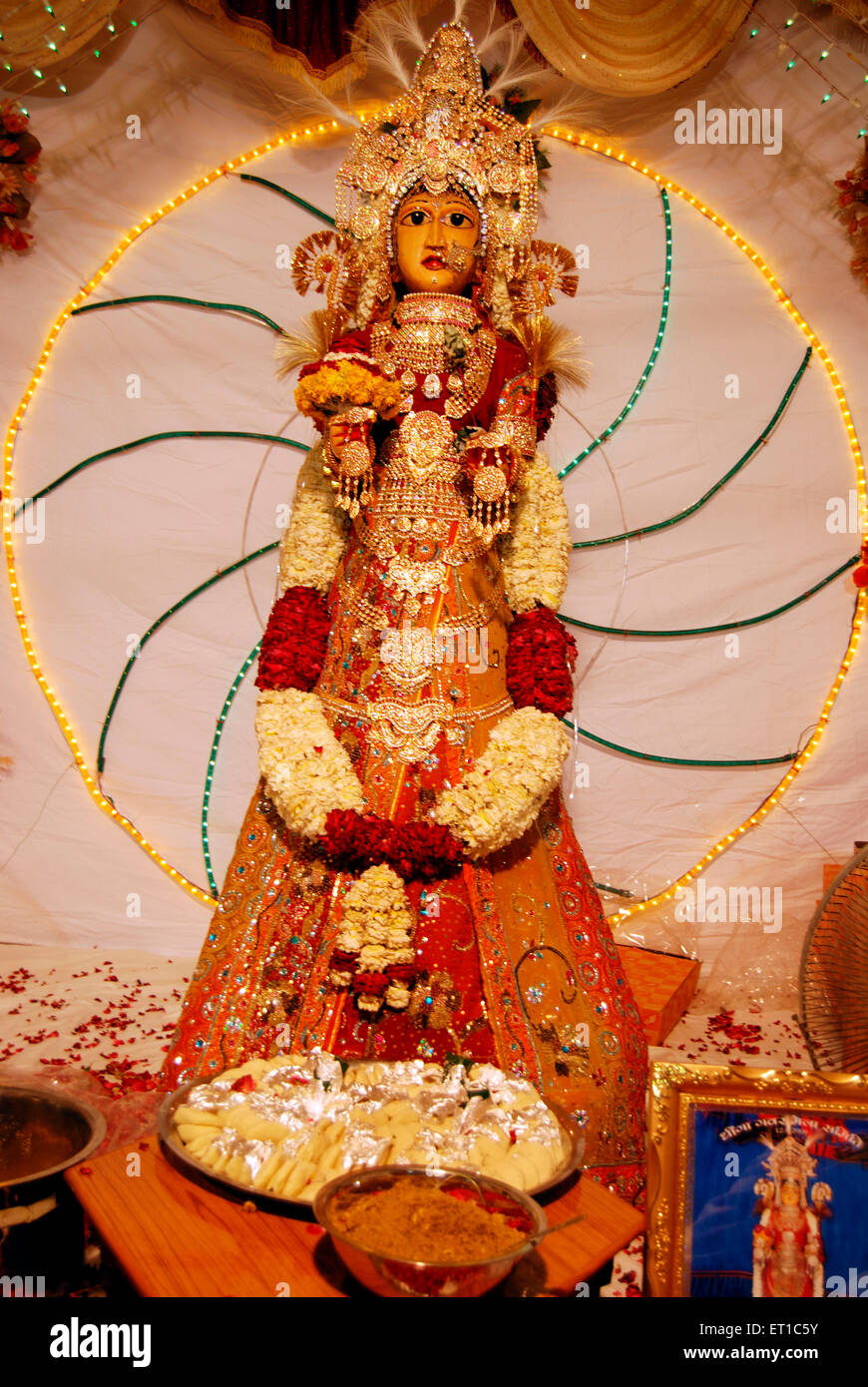 Dimensioni di vita Gavar gangaur con oro puro gioielli ; Jodhpur ; Rajasthan ; India Foto Stock