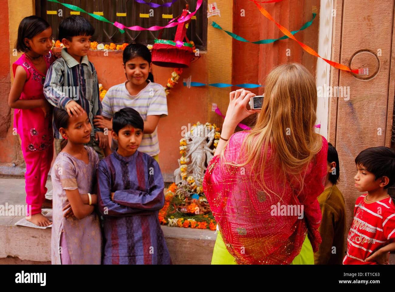 Turista straniero femmina che fotografa i bambini indiani ; Jodhpur ; Rajasthan ; India ; MR#704 Foto Stock