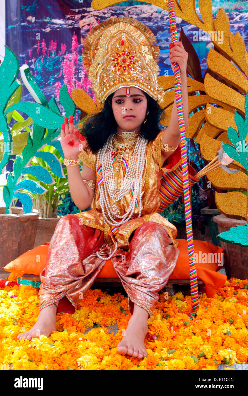 Ragazza come Karni Mata in processione Ramnavmi ; Jodhpur ; Rajasthan ; India n. MR Foto Stock