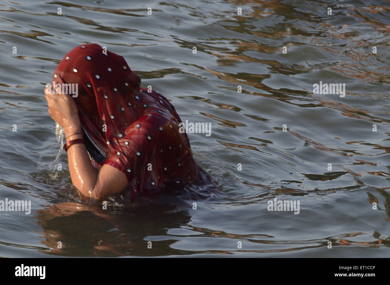 Donna che faceva il bagno nel fiume Gange a Varanasi Ghat Uttar Pradesh, India Foto Stock
