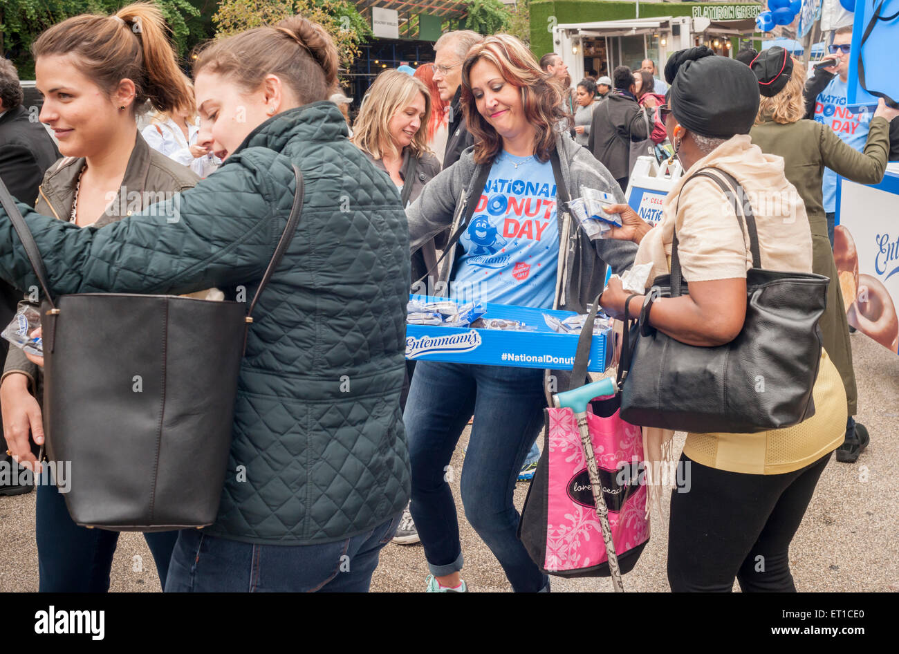 Migliaia di amanti della ciambella gregge di Flatiron Plaza di New York per celebrare la ciambella nazionale la giornata di Venerdì, Giugno 5, 2015. Supportato da Entenmann, i fornai diede fuori 40.000 ciambelle al cioccolato e donato $30.000 all'Esercito della Salvezza. Ciambella nazionale il giorno, il primo venerdì di giugno, è stato creato nel 1938 dall'Esercito della Salvezza per onorare il 'donut lassies' che hanno amministrato ossequi e di conforto per i soldati durante il WW1. Entenmann's è una divisione di Bimbo panetterie USA. (© Richard B. Levine) Foto Stock