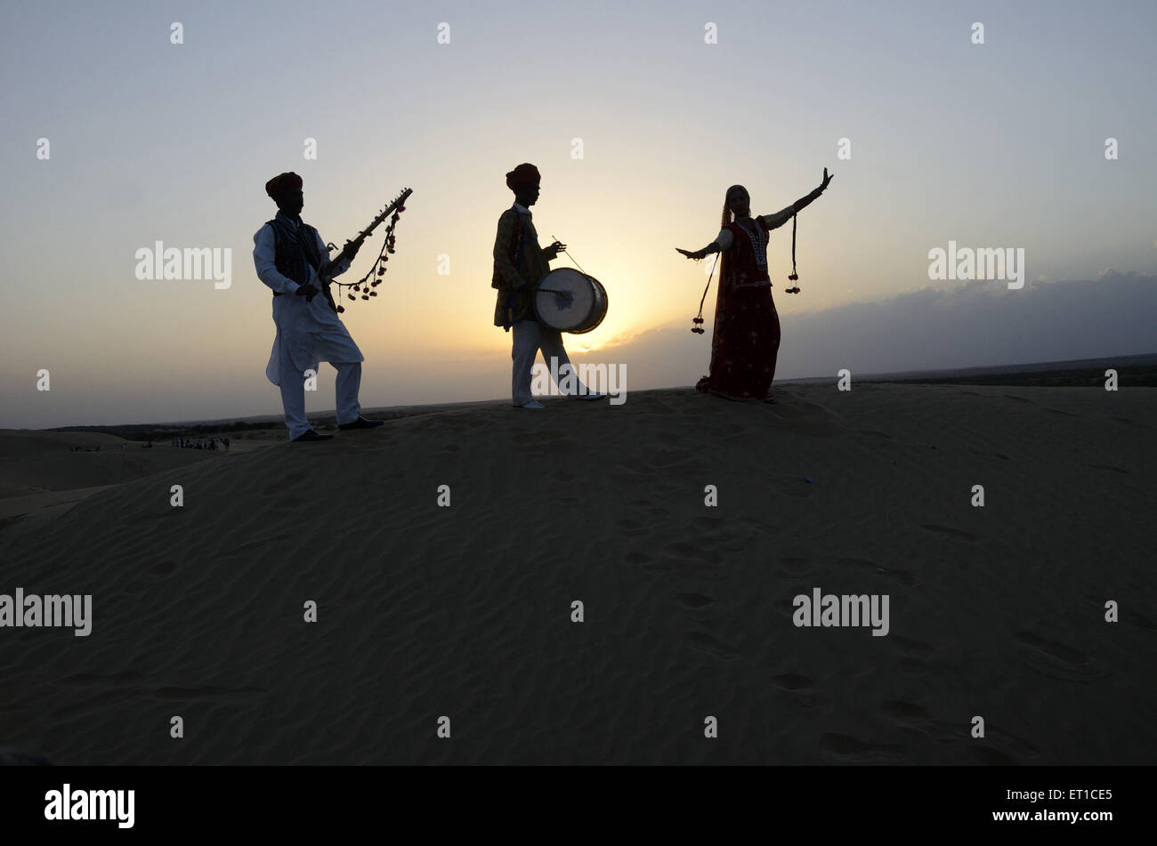 I musicisti folk sulla duna di sabbia in Jaisalmer in Rajasthan India Signor#704 Foto Stock