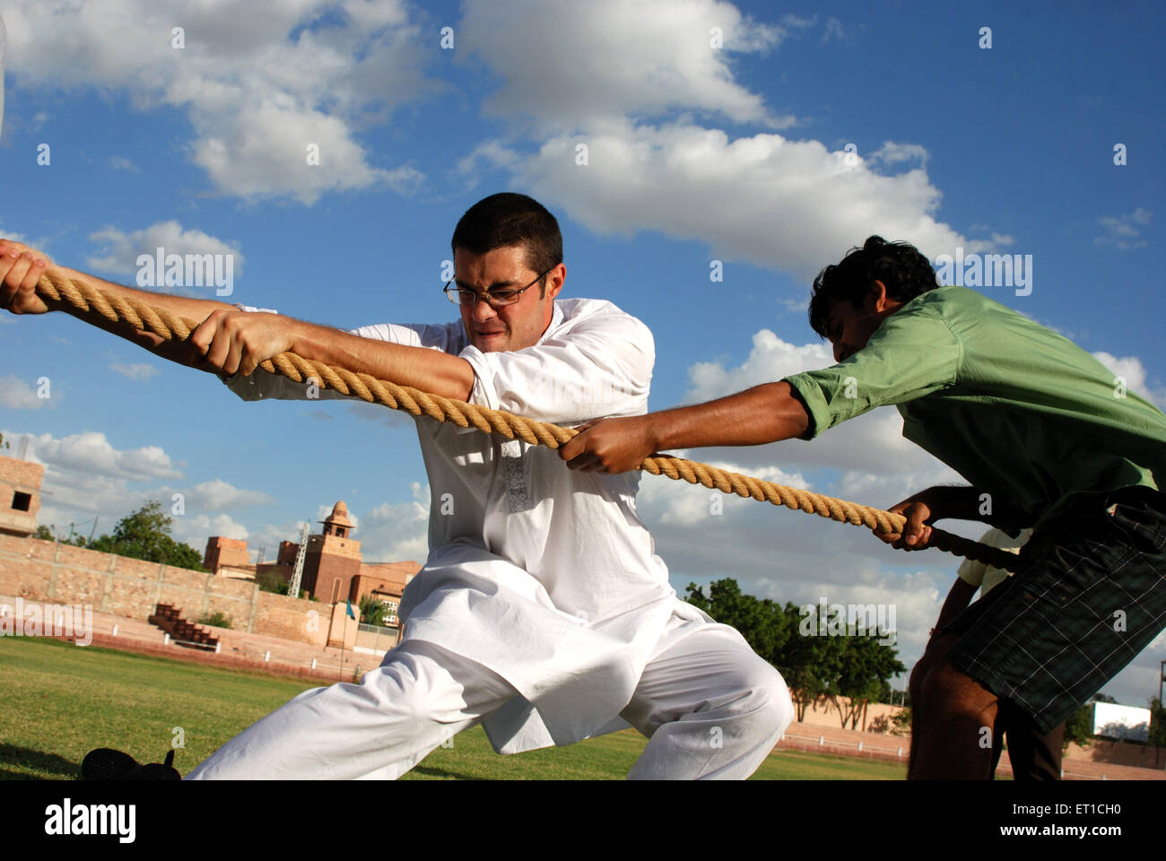 I turisti stranieri giocando rimorchiatore di guerra in marwar festival ; Jodhpur ; Rajasthan ; India n. MR Foto Stock
