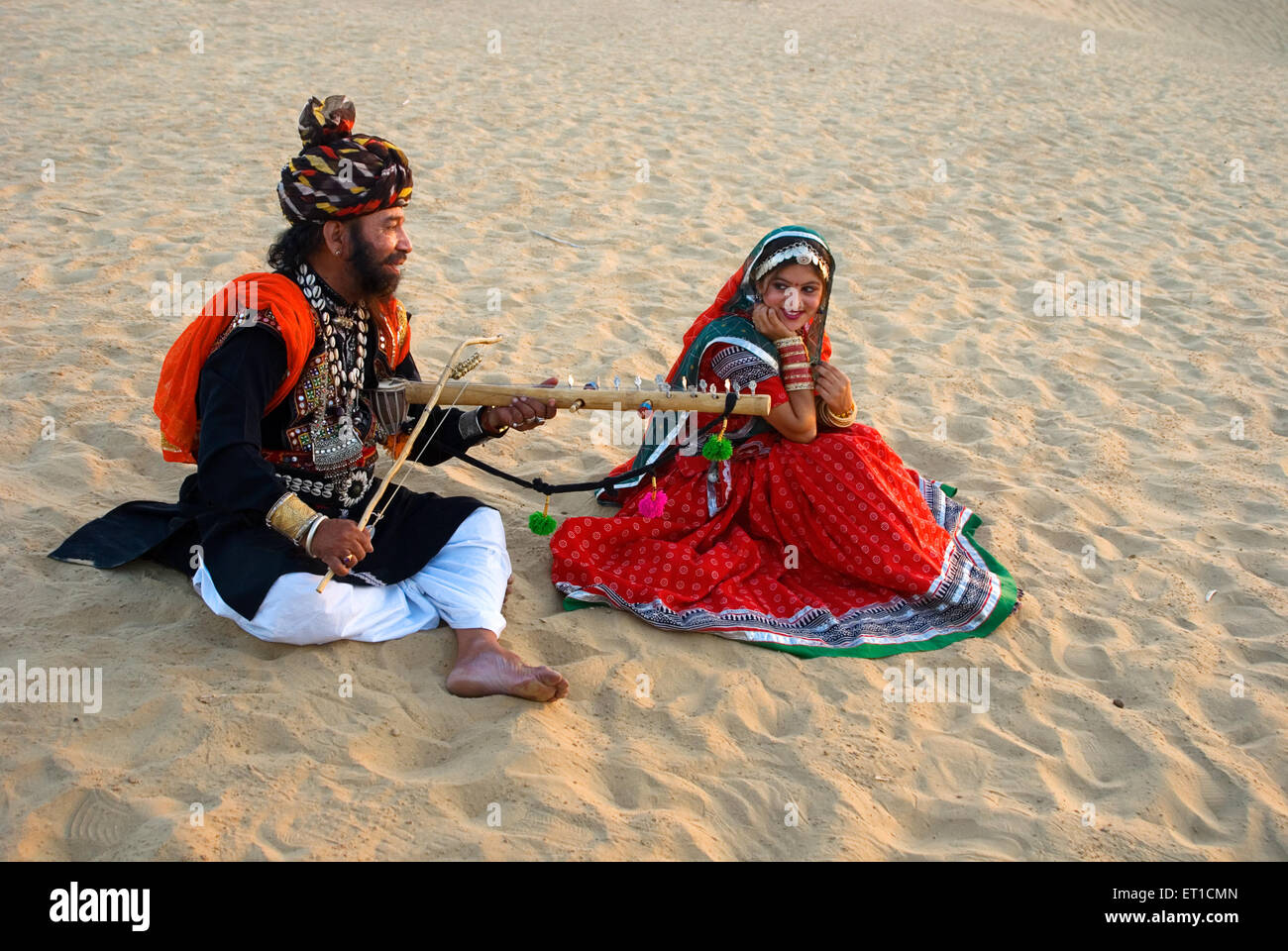 Rajasthani cantanti folk Khuhri ; ; ; Jaisalmer Rajasthan ; India Signor#704F SIGNOR#704G Foto Stock