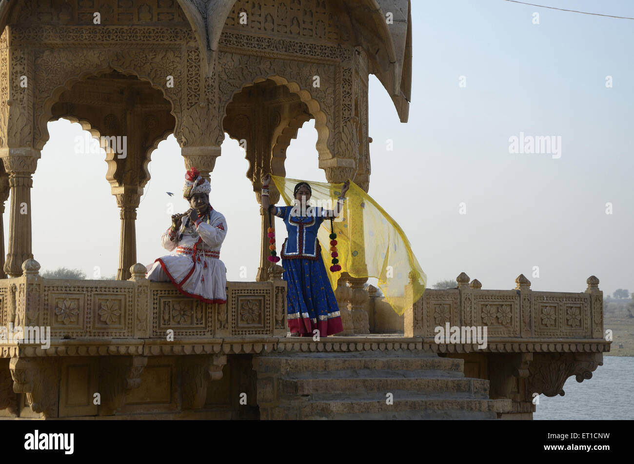 I musicisti folk e ballerino nel lago Gadisar Jaisalmer Rajasthan India Signor#704 Foto Stock