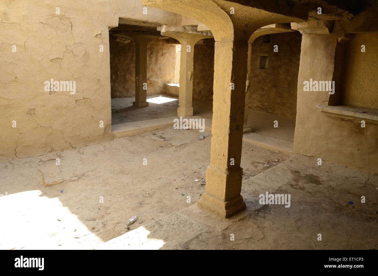 Interni Casa di villaggio abbandonato in Kuldhara vicino a Jaisalmer Rajasthan in India Foto Stock