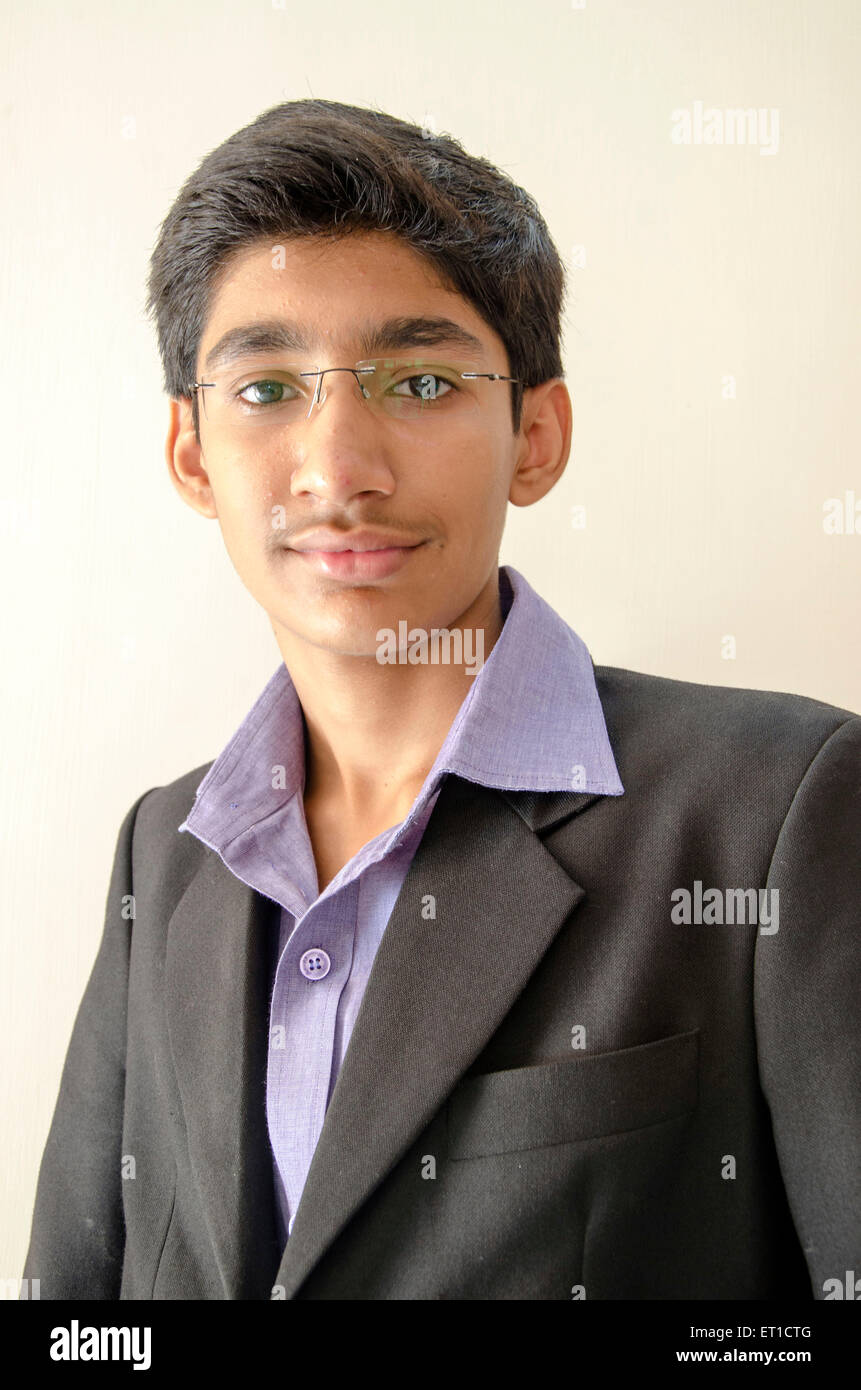 Ritratto di giovane ragazzo indossa cappotto e occhiali di Jodhpur in Rajasthan India Asia signor#704 Foto Stock