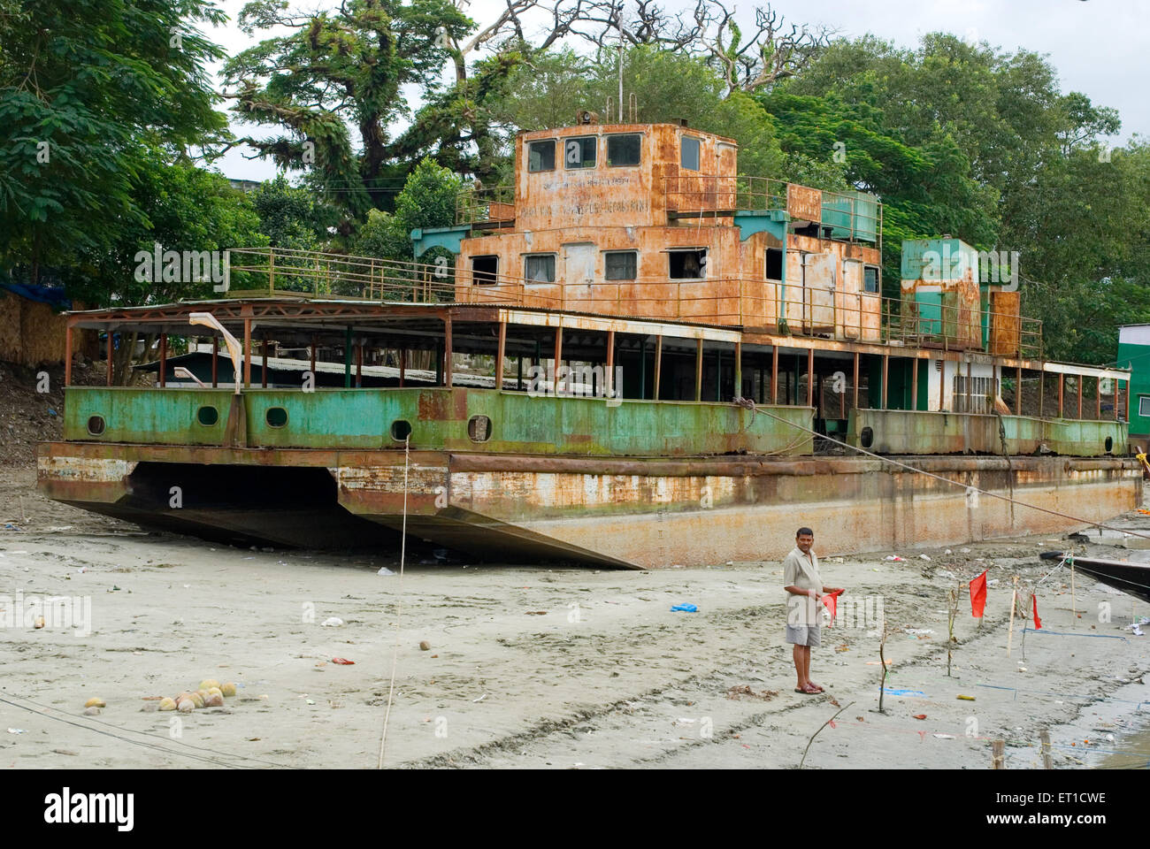 Barca presso la banca di fiume Brahmaputra ; Guwhati ; Assam ; India Foto Stock