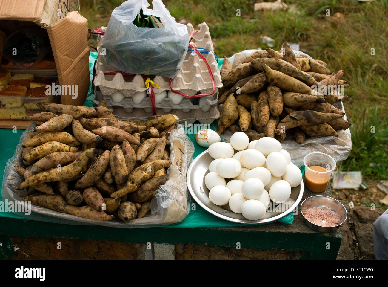 Patate dolci e uova a metà strada madauck ; Valle di Mympep Mawkdok ; Shillong ; Meghalaya ; India Foto Stock