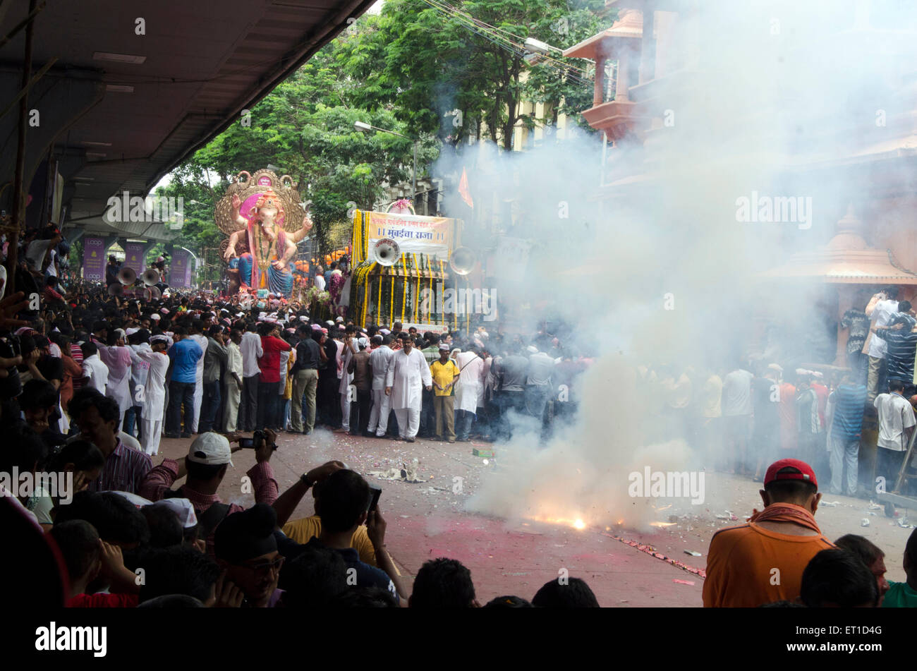 Ganesh processione sotto il cavalcavia con Folla sul Ganpati Utsav Mumbai India Asia Foto Stock