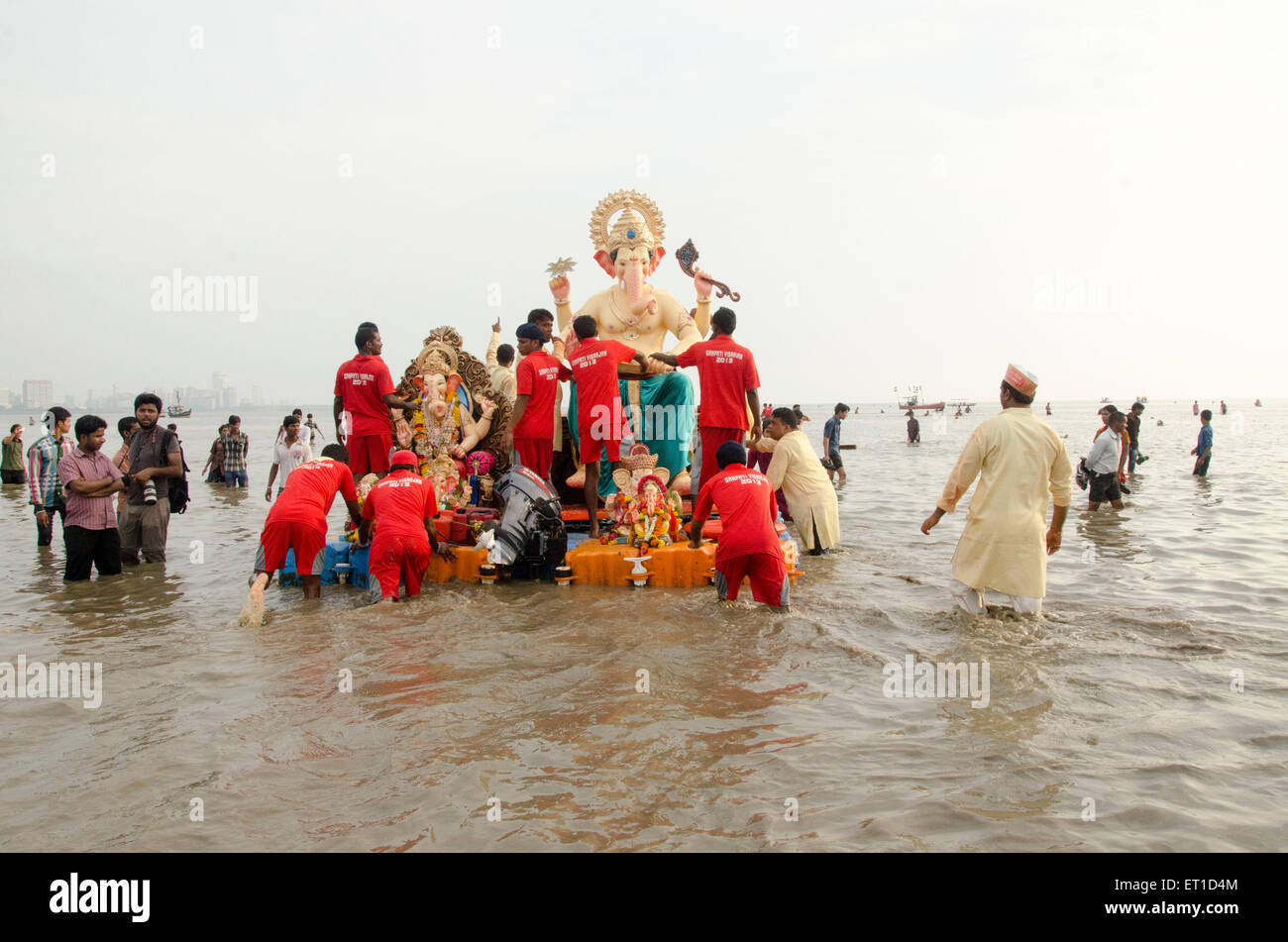 Ganpati immersione in mare a Girgaon Chowpatty su Ganpati Utsav Mumbai India Asia Foto Stock