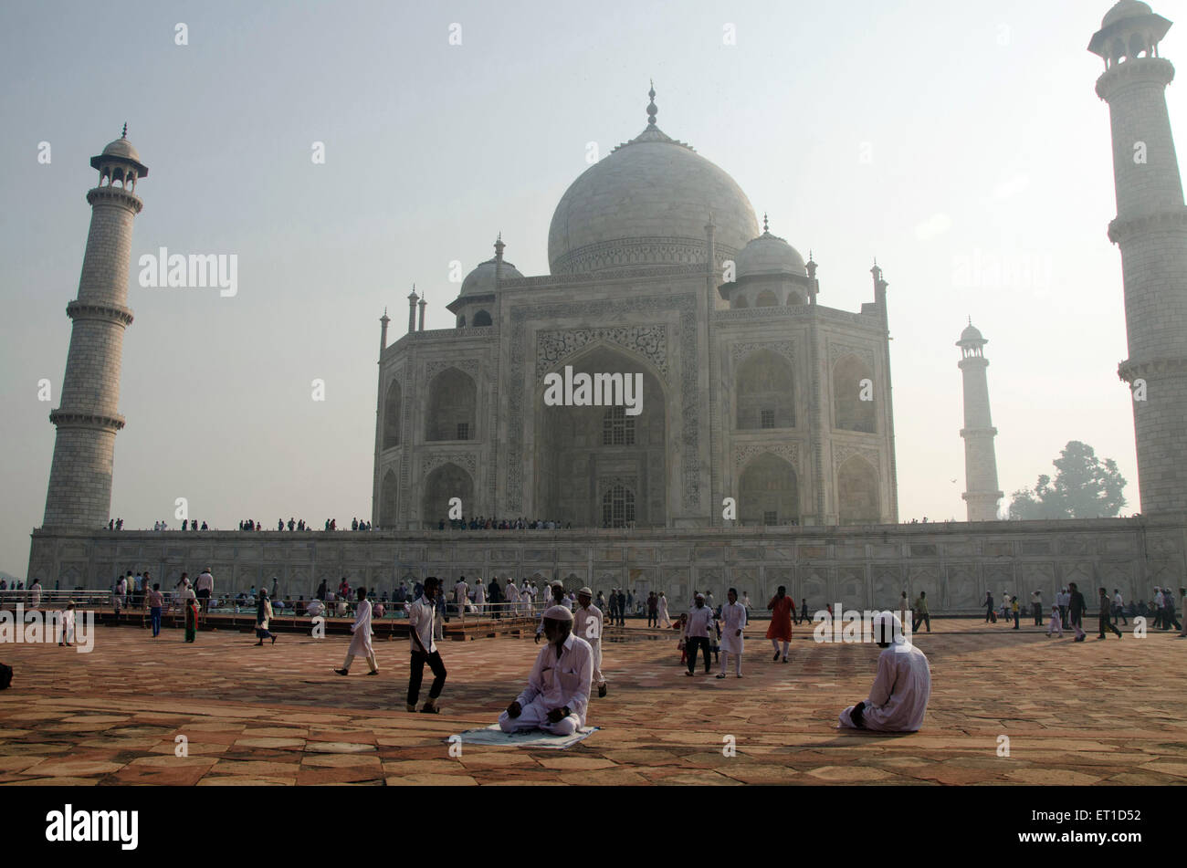 Poche persone offrendo Namaz in primo piano del Taj Mahal Agra Uttar Pradesh, India Foto Stock