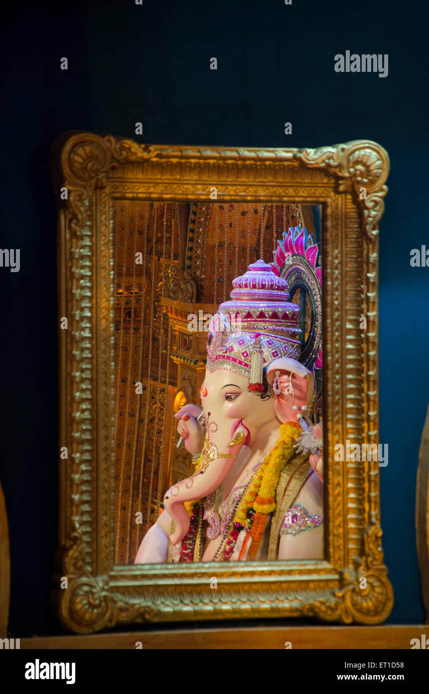 Dimensione verticale la riflessione di un idolo del Ganesha in uno specchio in un pandal Mumbai India Asia Foto Stock