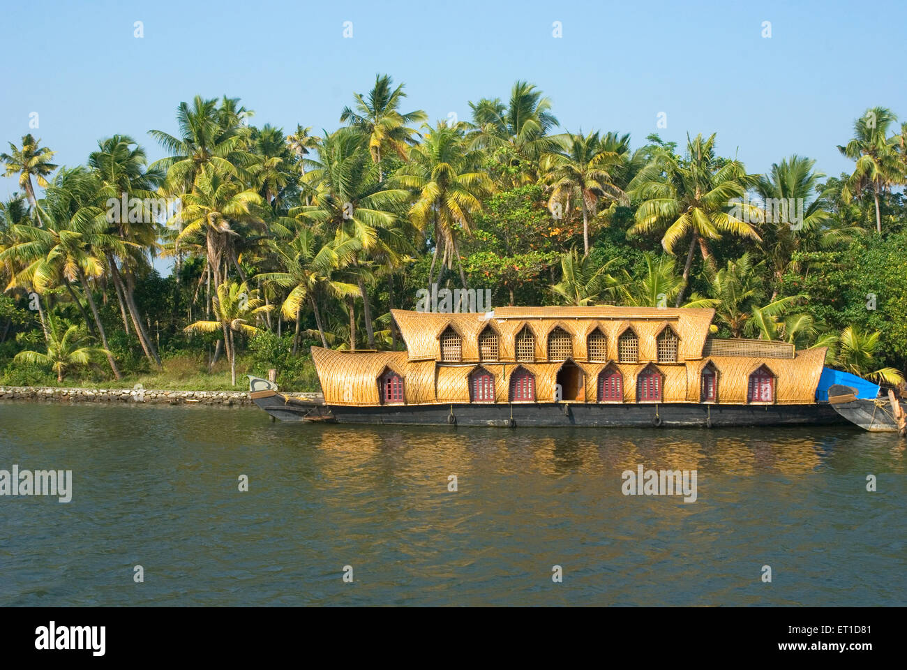 Houseboat sulla banca del fiume di ashtamudi ; Quilon ; Alleppey ; Kerala ; India Foto Stock