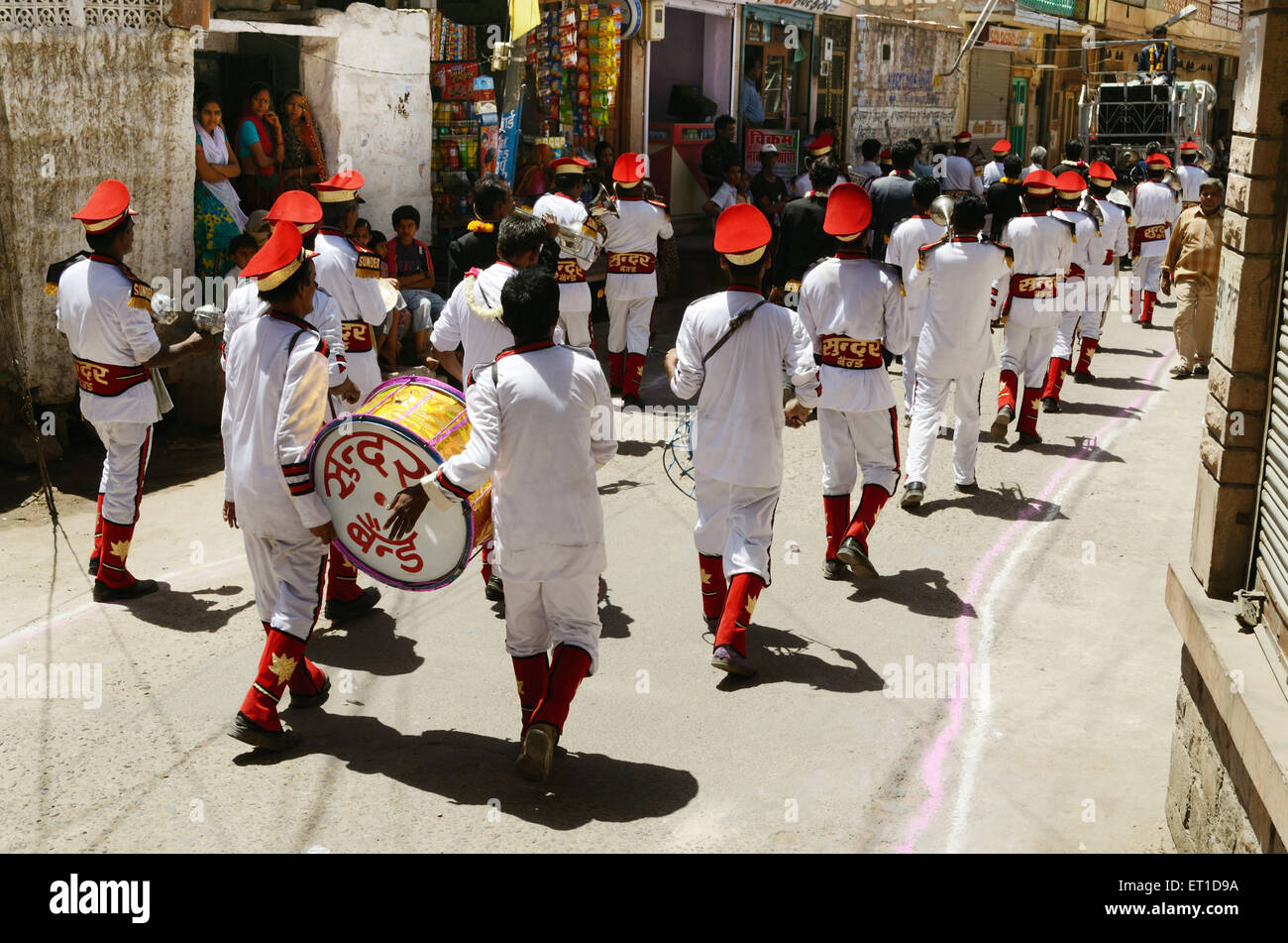 Una banda musicale in processione religiosa di Pipa Jayanti Jodhpur Rajasthan in India Foto Stock