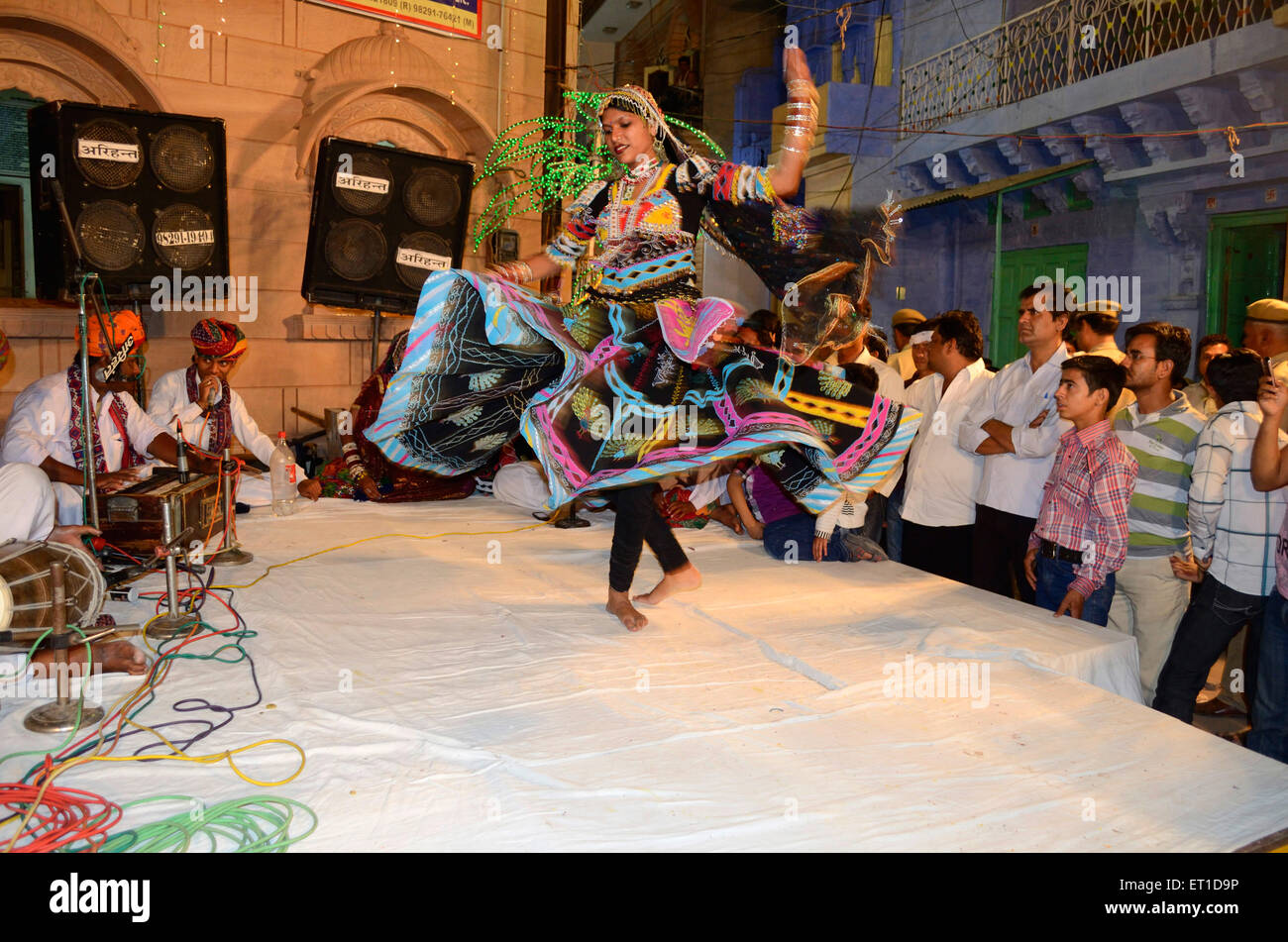 Una donna di eseguire Kalbelia dance a Shaahpura in occasione di Dheenga Gavar festival Jodhpur Rajasthan India n. MR Foto Stock
