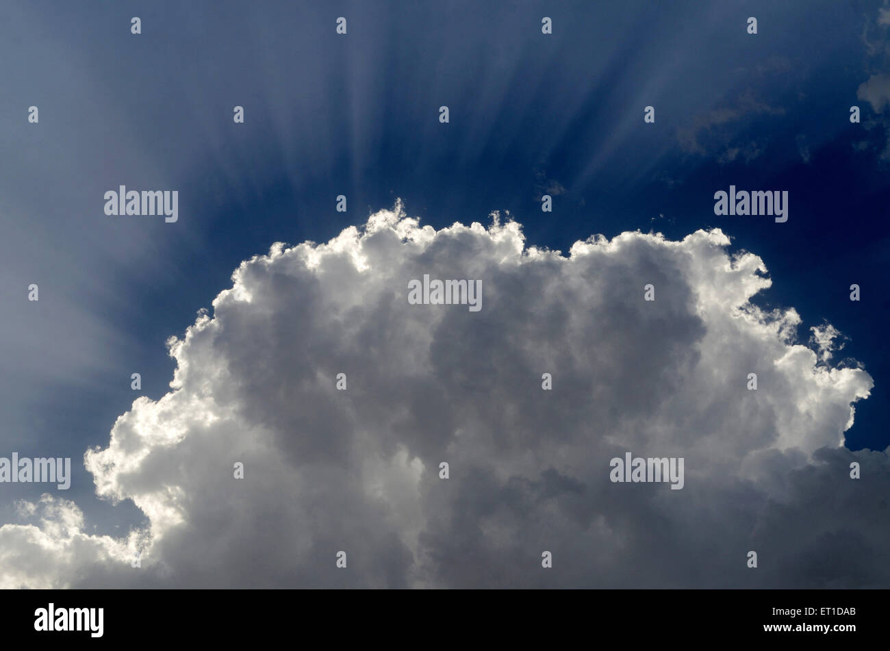 Sunray dietro la nuvola bianca nella luce lunare Jaipur India Rajasthan Foto Stock