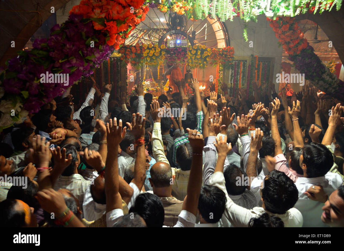 Le persone sono di cantare la preghiera di Shiv Achalnath tempio Jodhpur Rajasthan India Asia Foto Stock